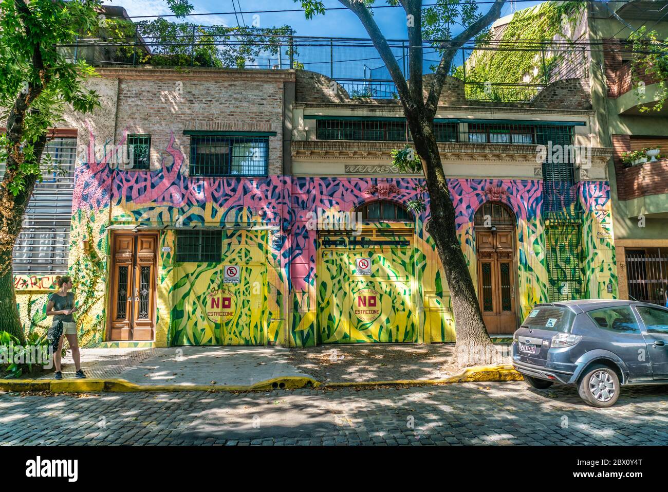 Kunstvoll bemaltes Gebäude in Recoleta, Buenos Aires, Argentinien - 23. Januar 2019 Stockfoto