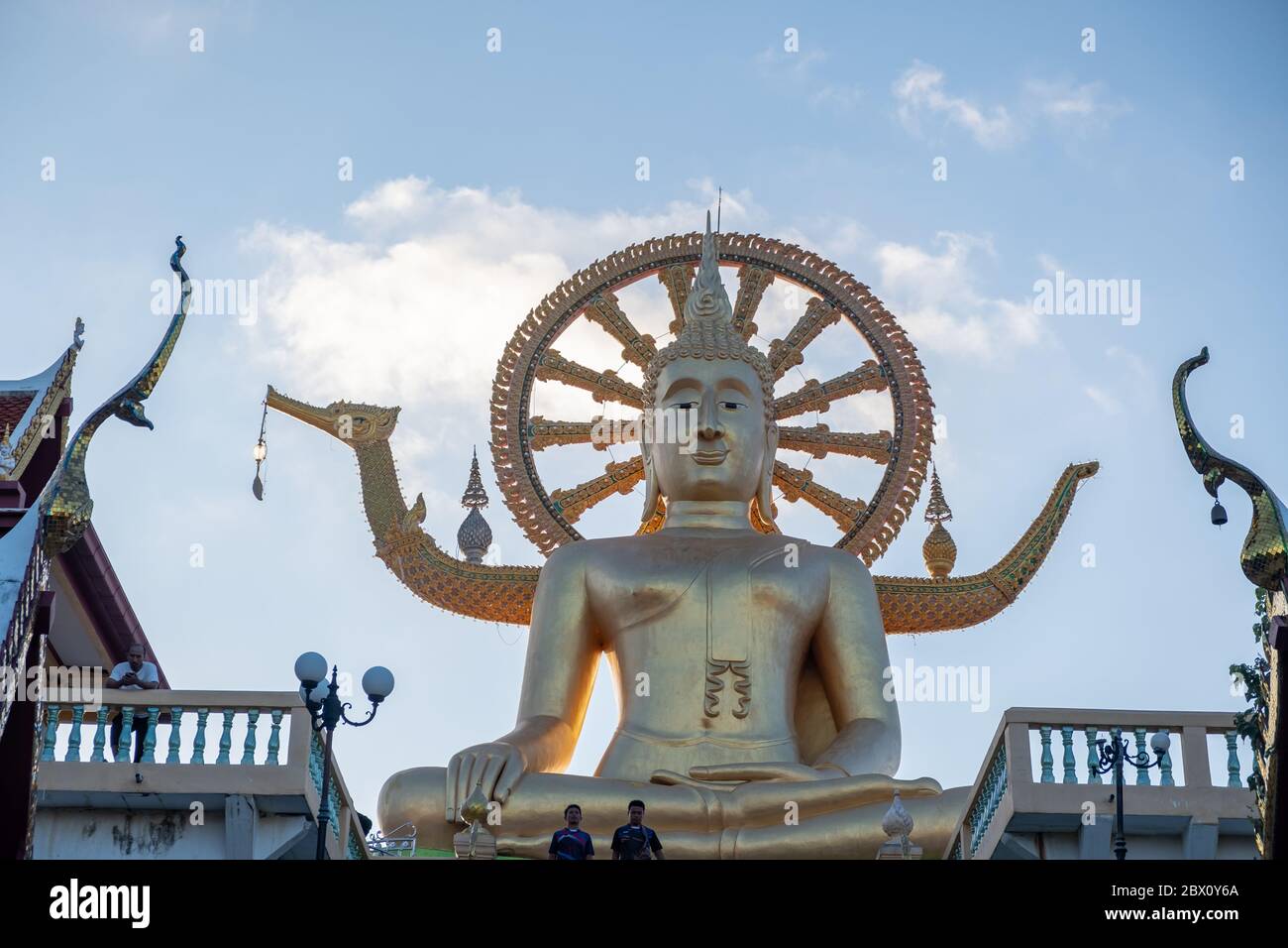 Riesige und goldene große Buddha-Statue im Wat Phra Yai Tempel auf Koh Samui in Thailand. Große buddha-Statue und blauer Himmel Stockfoto