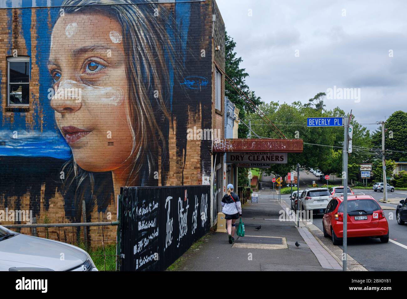 Ein Wandgemälde, das ein Aborigin-Mädchen in der Gemeinde Street Art Walk, Katoomba, New South Wales, Australien zeigt Stockfoto