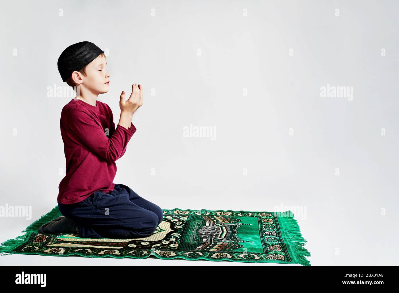 Ein muslimischer Junge betet am Ramadan-Feiertag Stockfoto