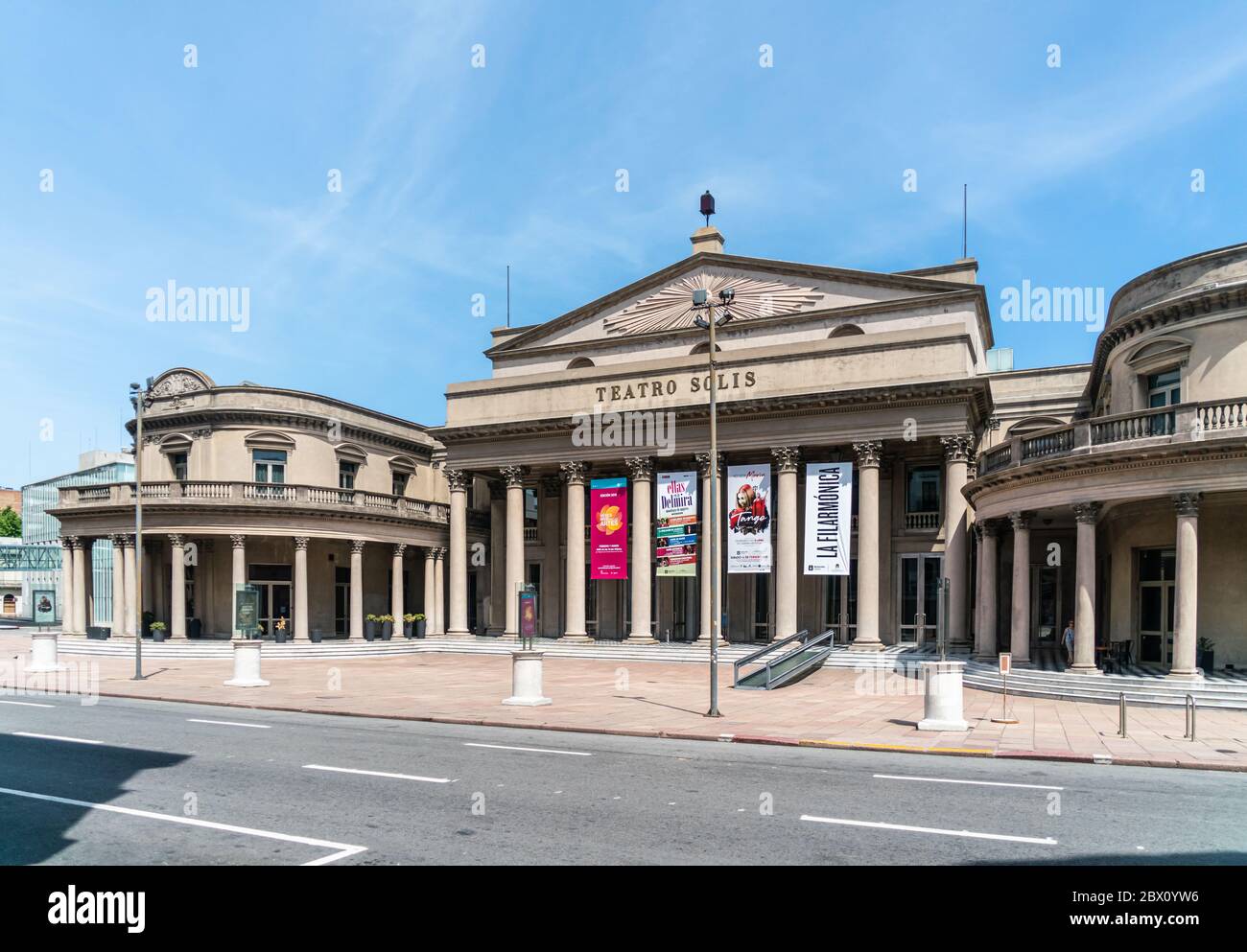 Teatro Solis (Solis Theater) hinter dem Unabhängigkeitsplatz (Plaza Independencia), Montevideo, Uruguay, 26. Januar 2019 Stockfoto