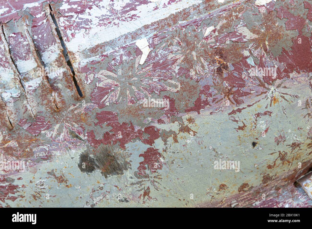 Hintergrund, alte Karosserie, abgeschälte Farbe in Weiß, Rot und Grün, Rost und Kratzer Stockfoto