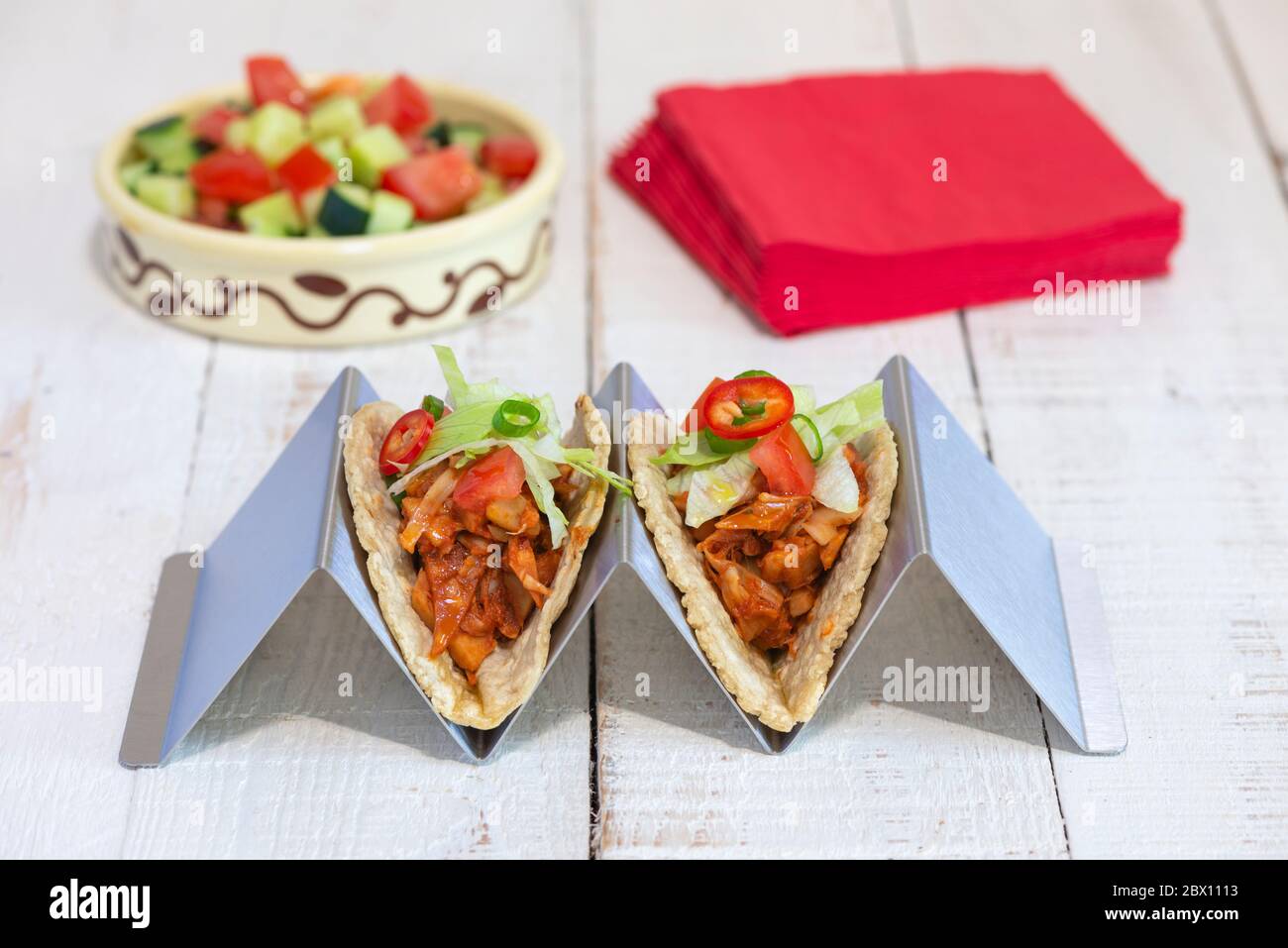 Zwei gezogene Jackfruit vegane Tacos mit weichen Mais-Tortillas in einem Tortilla-Stand gemacht. Stockfoto