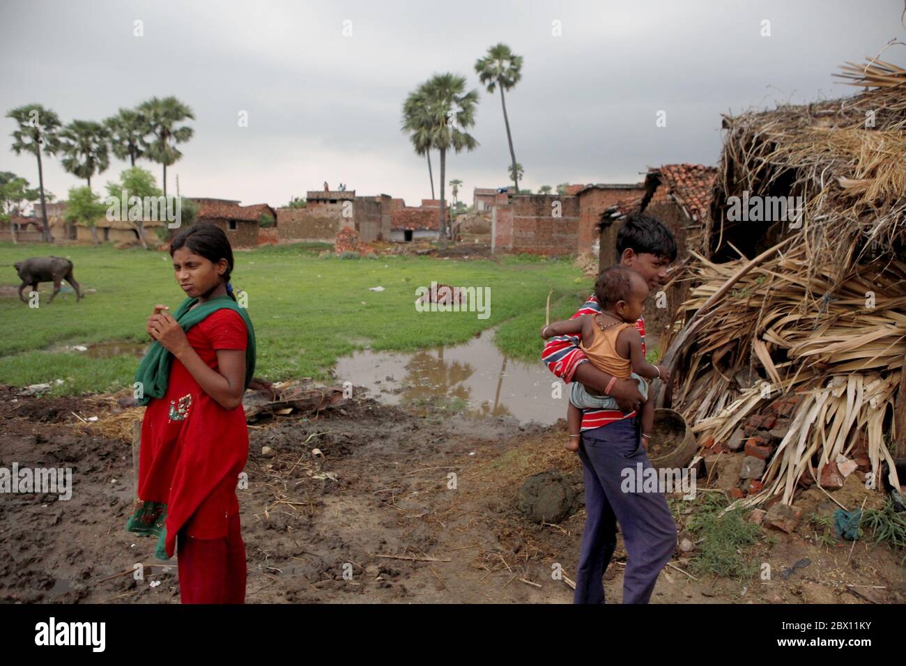 Kostenlose Schule und Wohnheim in Dungeshwari, Bihar, Indien Portrait von Teenagern auf der Landstraße in der Nähe des Dorfes Dungeshwari, Wo die Join Together Society die Sujata Academy leitet, um die Bildung von Kindern in ländlichen Gebieten zu unterstützen. die Daten der UNESCO zur Teilnahme an Bildungsmaßnahmen zeigen, dass die Zahl der außerschulischen Kinder in Indien im Jahr 2013 mehr als 2 Millionen (Männer) und fast 1 Millionen (Frauen) betrug. Mit einer Brutto-Einschulungsquote von 60 bis 70 Prozent im selben Jahr für Männer und Frauen. Stockfoto