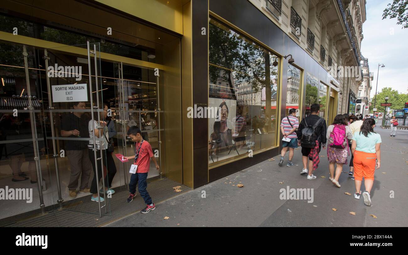 21 BD HAUSSMANN EIN GESCHÄFT FÜR ASIATISCHE TOURISTENGRUPPEN IN PARIS Stockfoto