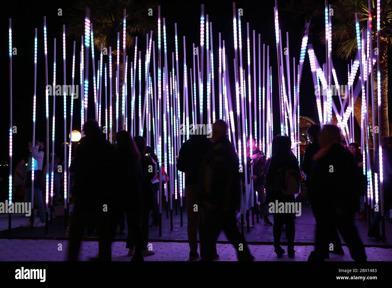 36: ‘SWeinen’ bewegt sich langsam mit der Brise. Aus der Ferne betrachtet, bietet diese Arbeit die Illusion von schwebenden Lichtstangen, die sanft und anmut schweben Stockfoto