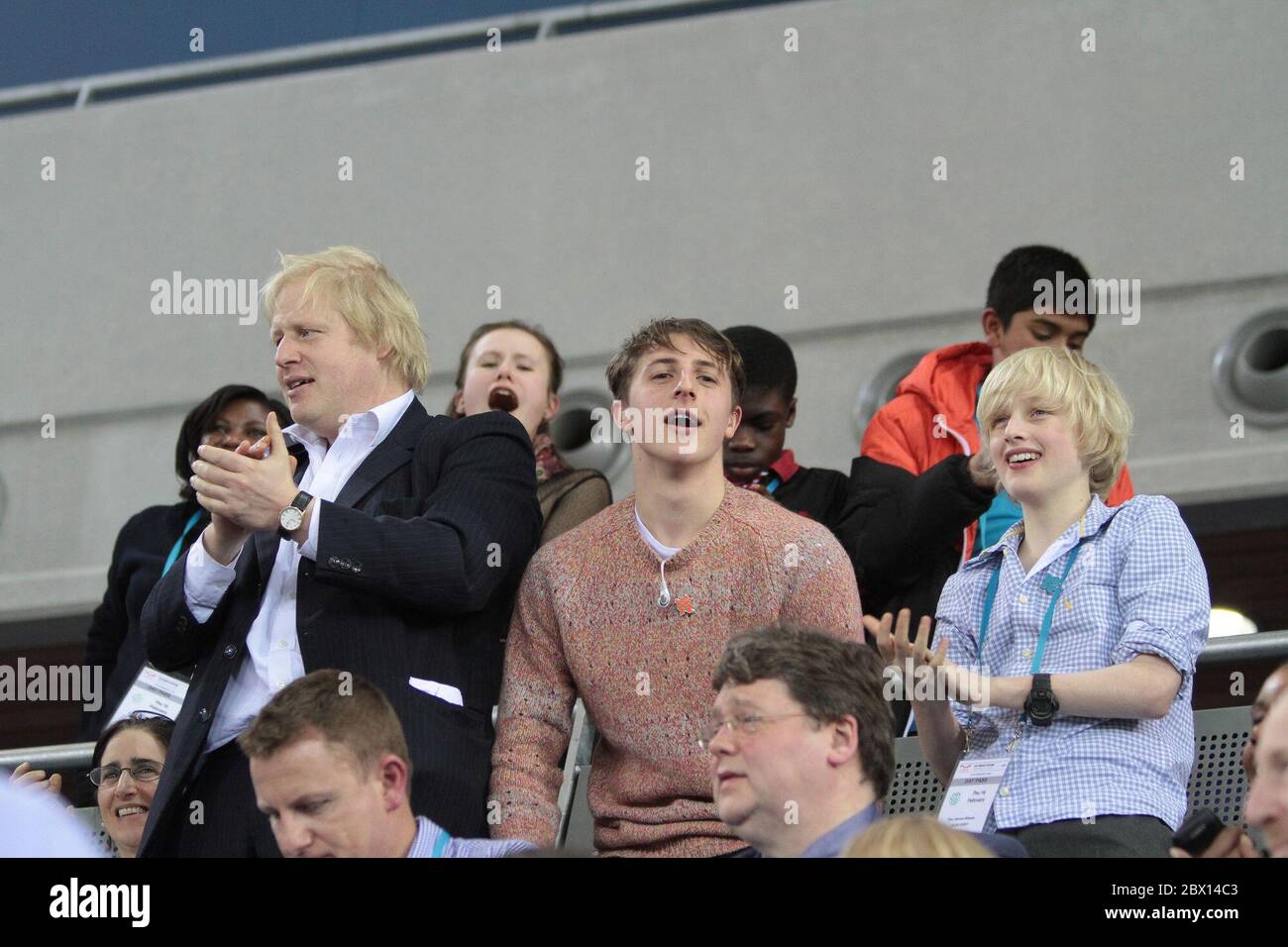 Bürgermeister Boris Johnson mit Familie Milo und Theo Johnson Wheeler (rechts) feiert das britische Team Persuit beim London bereitet UCI Track Cycling World Cup im neuen Velodrome im Olympischen Dorf London vor Stockfoto