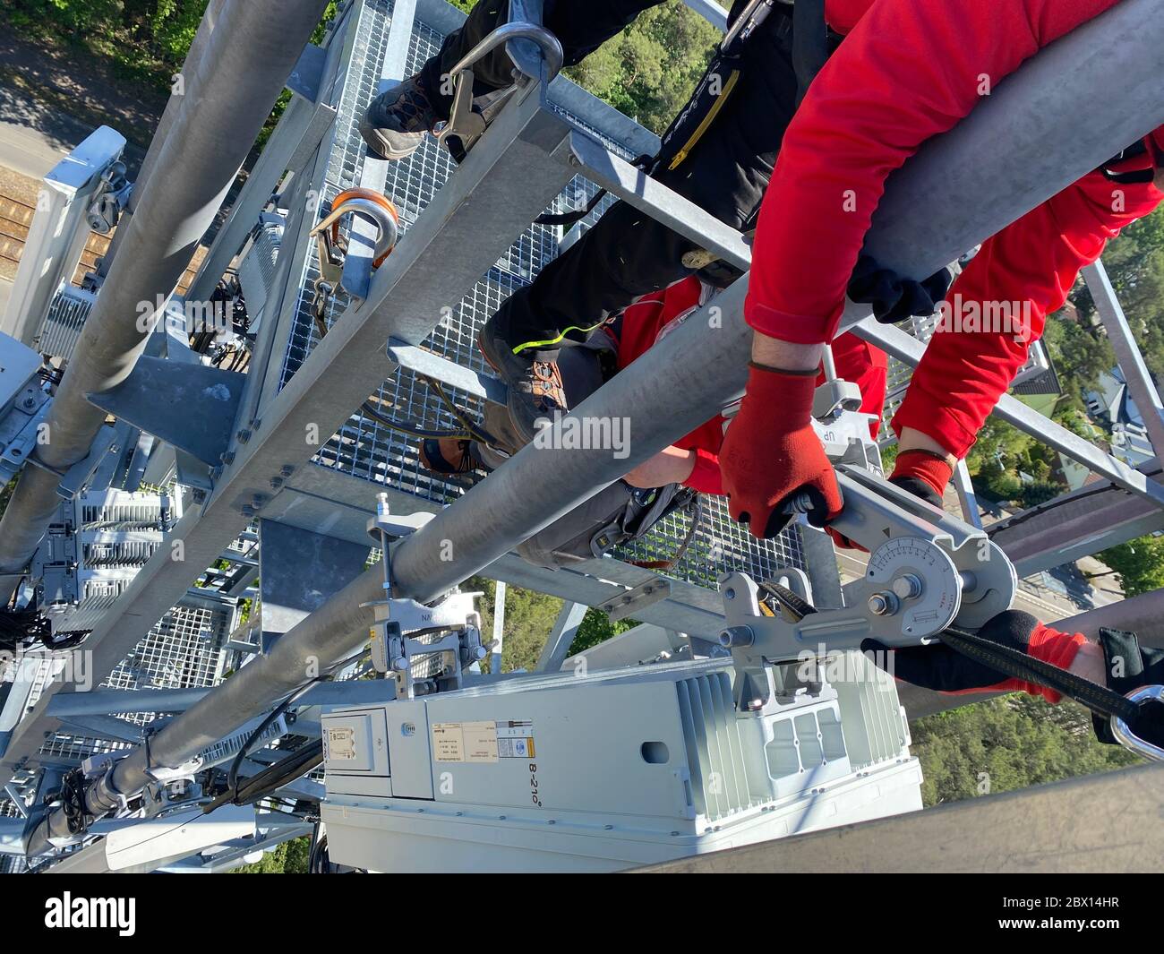 Berlin, Deutschland. Mai 2020. Auf einem Funkmast im Berliner Stadtteil Schmöckwitz installieren Arbeiter Antennen für die fünfte Generation des Mobilfunks (5G) in gut 50 Metern Höhe. Zum Einsatz kommen sogenannte Massive MIMO-Mehrantennen-Systeme (Multiple Input Multiple Output), die im 5G-Mobilfunk extrem hohe Datenmengen mit geringen Latenzzeiten transportieren können. Quelle: Christoph Dernbach/dpa/Alamy Live News Stockfoto