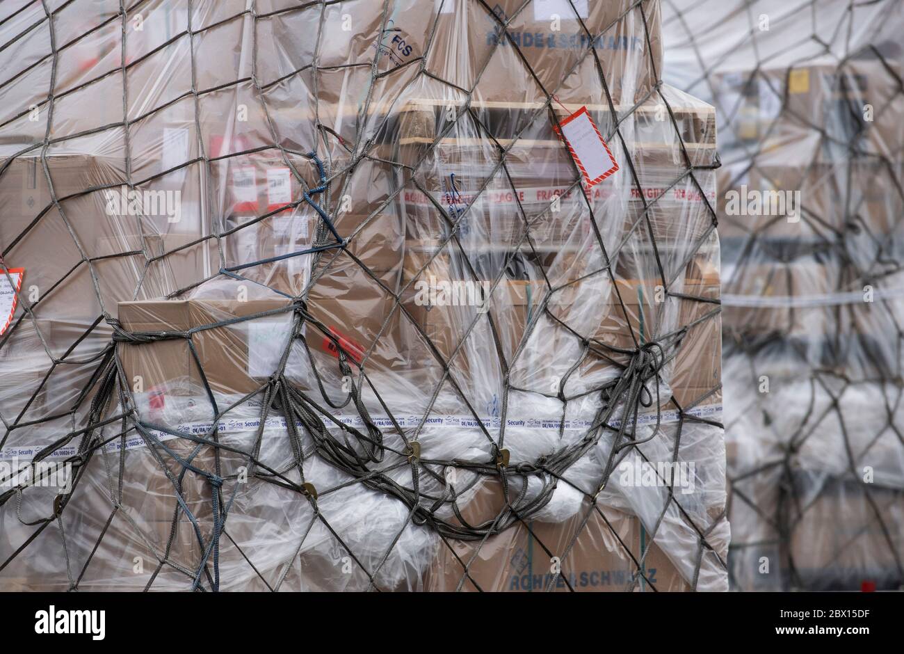 04. Juni 2020, Hessen, Frankfurt/Main: Bereits gebundene Luftfracht wartet auf Weitertransport im Frachtbereich des Frankfurter Flughafens. Das Frachtvolumen im weltweiten Luftverkehr ist infolge der Corona-Pandemie stark gesunken, wenn auch nicht so stark wie im Passagierbereich. Foto: Boris Roessler/dpa Stockfoto