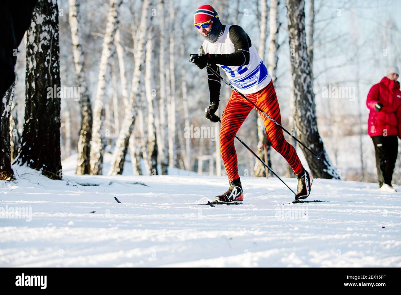 Tscheljabinsk, Russland - 19. Dezember 2015: Sportler Skifahrer klassischen Stil bewegen im Langlauf in Meisterschaft Langlauf Ural Stockfoto