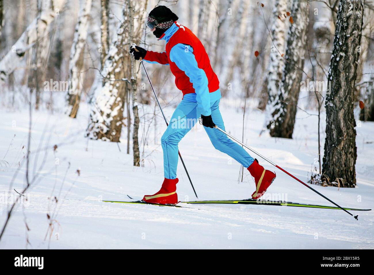 Der klassische Skifahrstil des Mannes bewegt sich im Langlauf Stockfoto