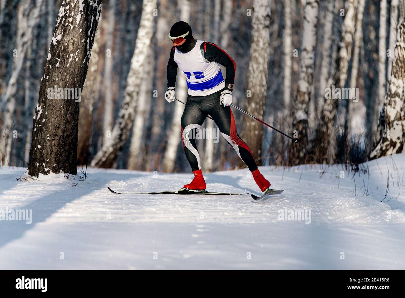 Sportler Skifahrer bewegen sich im Langlauf-Rennen Stockfoto