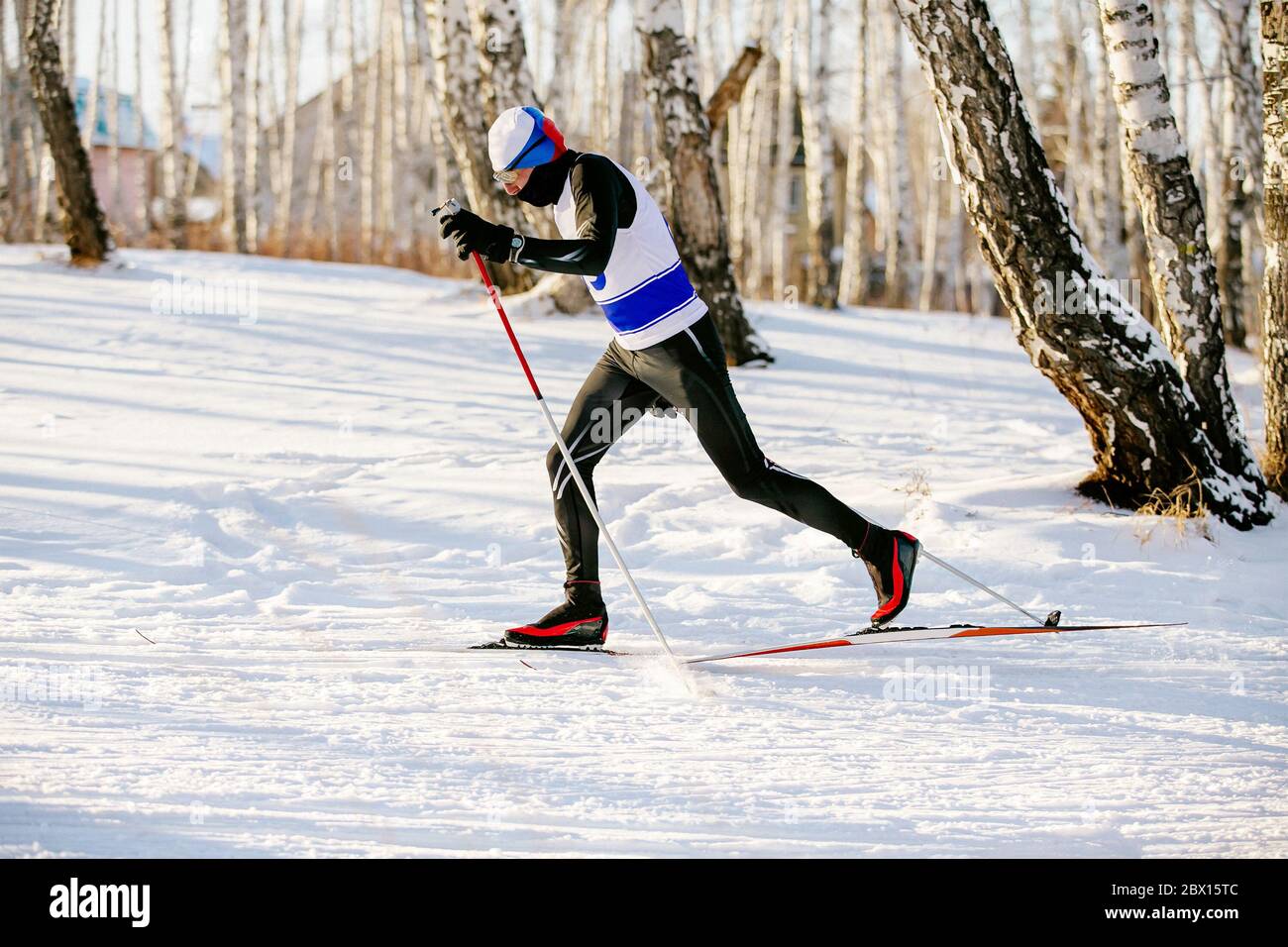 Sportler Skifahrer bewegen sich im Langlauf Marathon Stockfoto