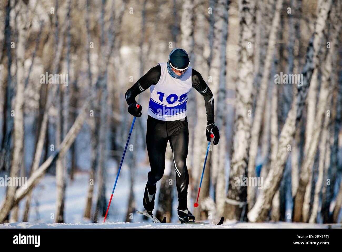Sportler Skifahrer bewegen sich bergauf im Langlauf Stockfoto