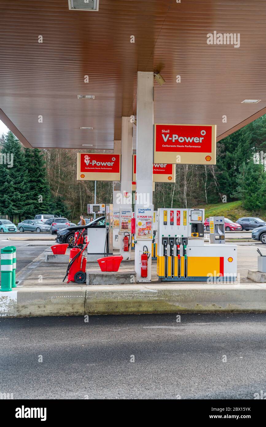 Autobahn A89, Frankreich 2. Januar 2020 - Pendler, die an der Shell  Tankstelle Aire de repos de la Correze (Rastplatz Correze) Gas bekommen  Stockfotografie - Alamy