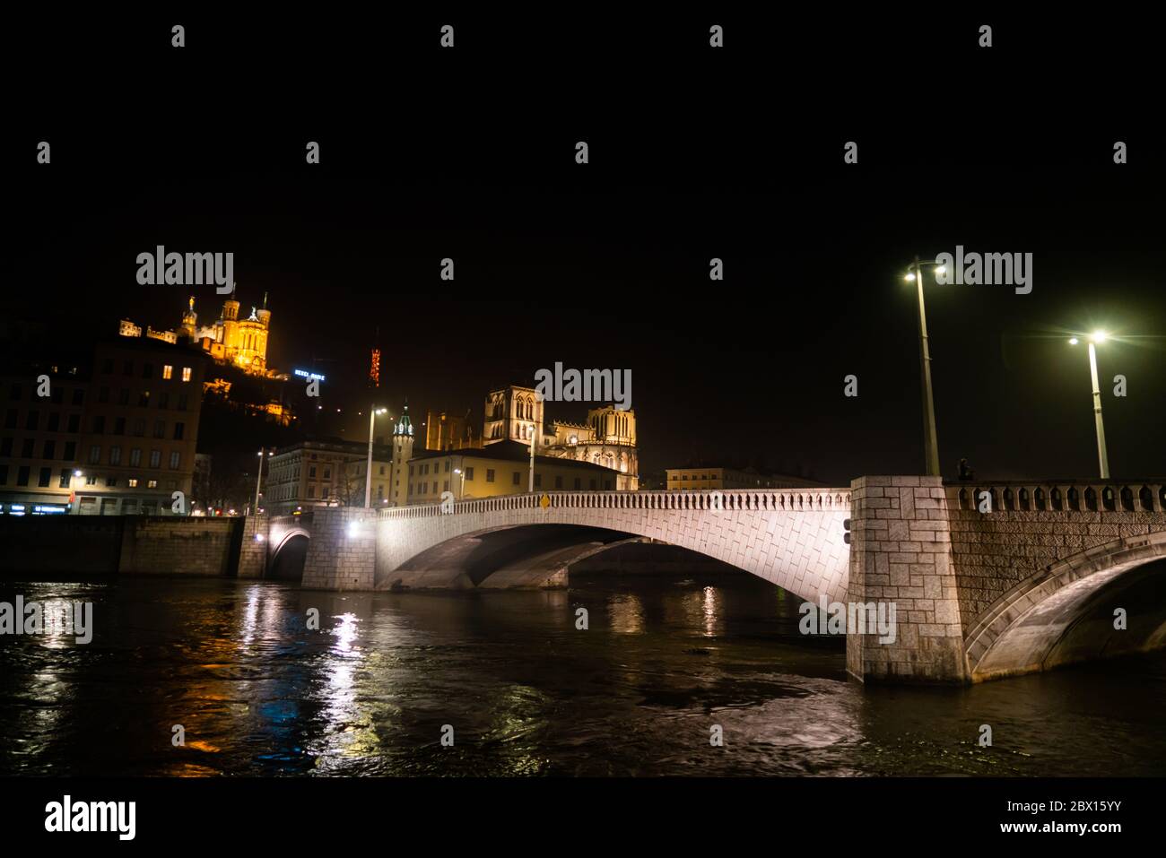 Lyon, Frankreich 2. Januar 2020 - Pont Bonaparte (Bonaparte Brücke) bei Nacht verbindet der alte und neue Teil von Lyon über den Fluss Saone Stockfoto