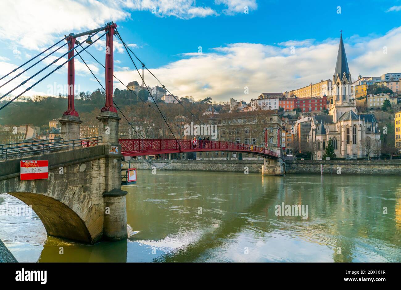 Lyon, Frankreich 3. Januar 2020 - Menschen, die den Fluss Saone auf der Passarelle St. Georges Brücke überqueren Stockfoto