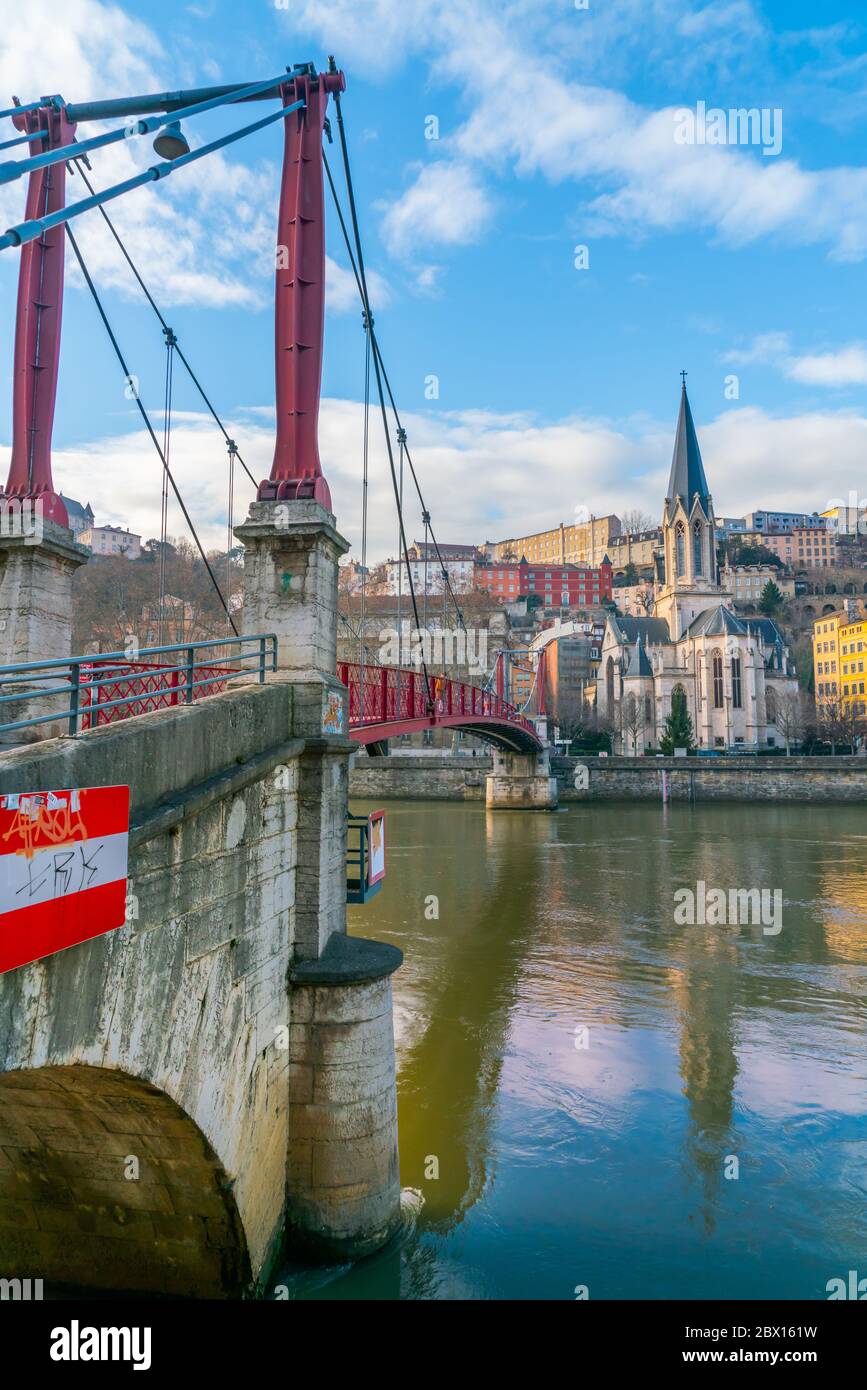 Lyon, Frankreich 3. Januar 2020 - Menschen, die den Fluss Saone auf der Passarelle St. Georges Brücke überqueren Stockfoto