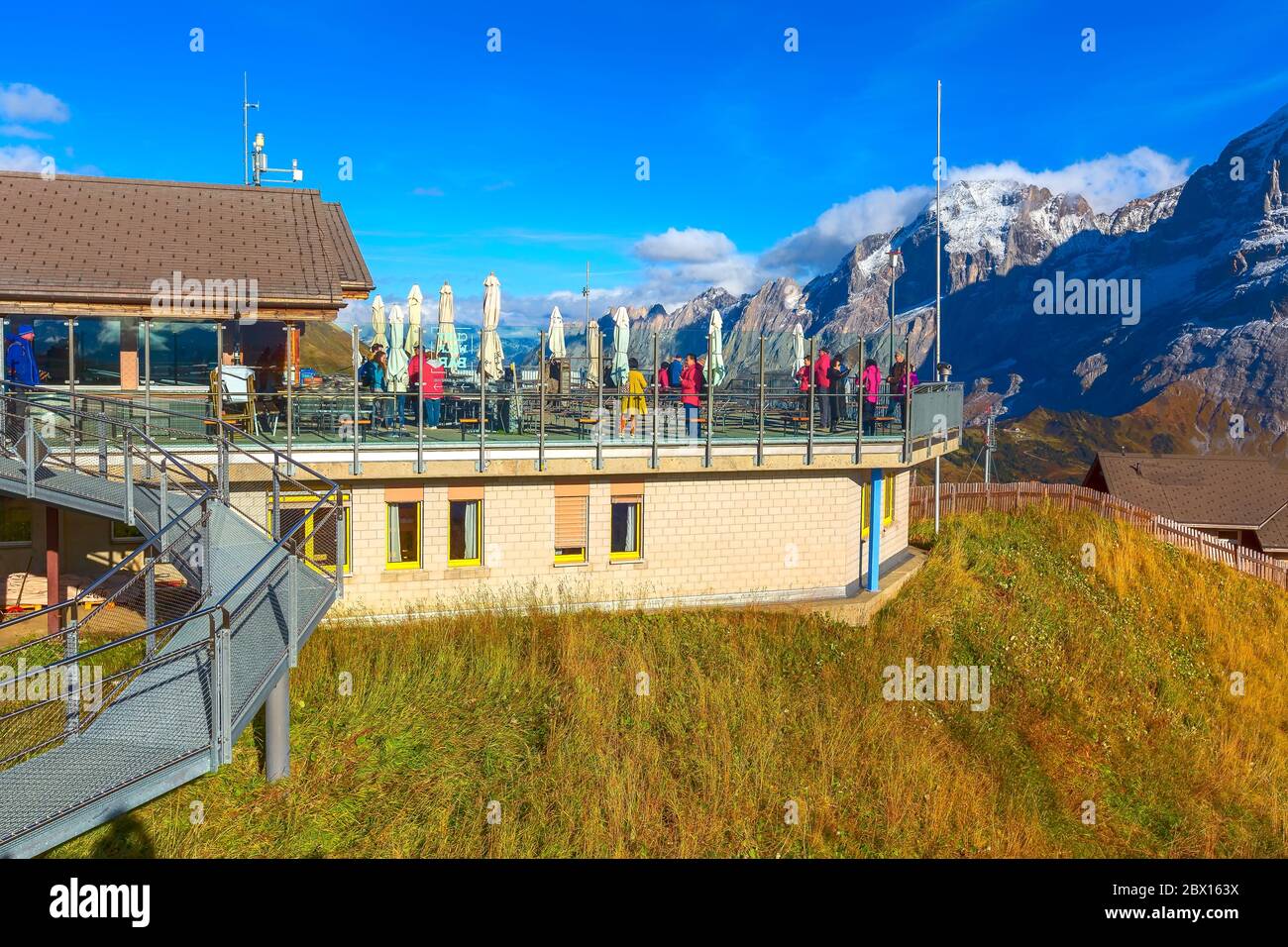 Grindelwald, Schweiz - 10. Oktober 2019: Bar Terrasse auf Sky Cliff Walk Metallbrücke auf dem ersten Gipfel der Schweizer Alpen, Schnee Gipfel Panorama Stockfoto