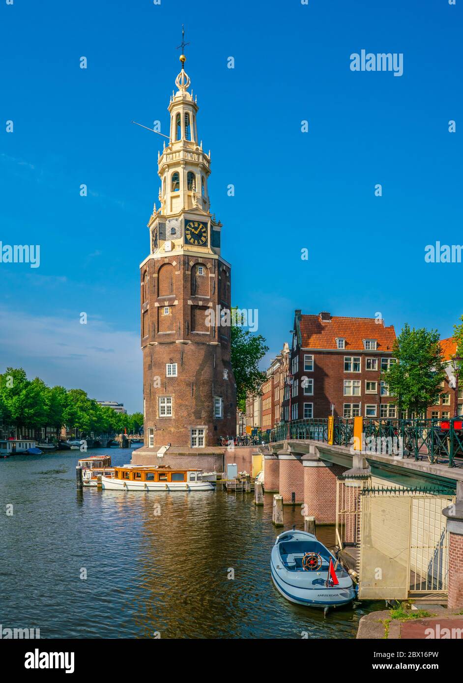 Amsterdam, Niederlande Mai 27 2018 - Blick auf den Montelbaanstoren Turm auf dem Oudeschans Kanal Stockfoto