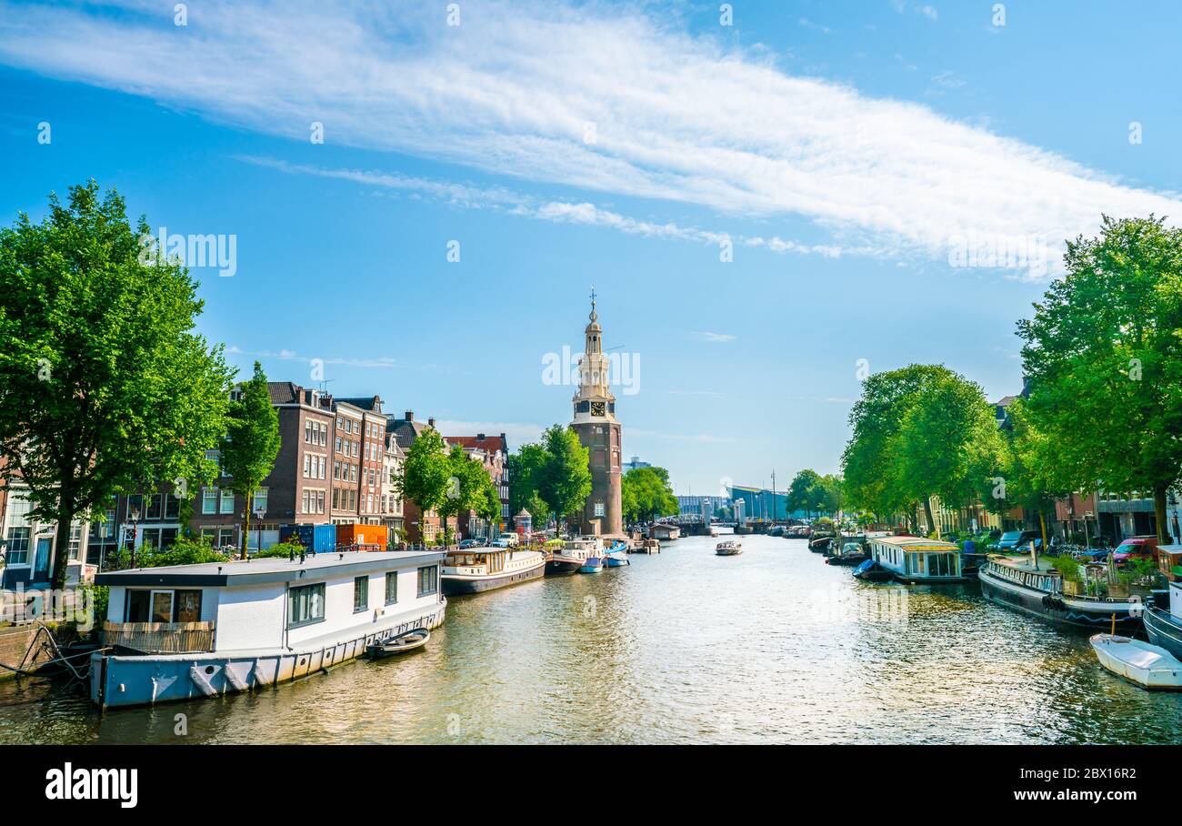 Amsterdam, Niederlande Mai 27 2018 - Blick auf den Montelbaanstoren Turm auf dem Oudeschans Kanal Stockfoto