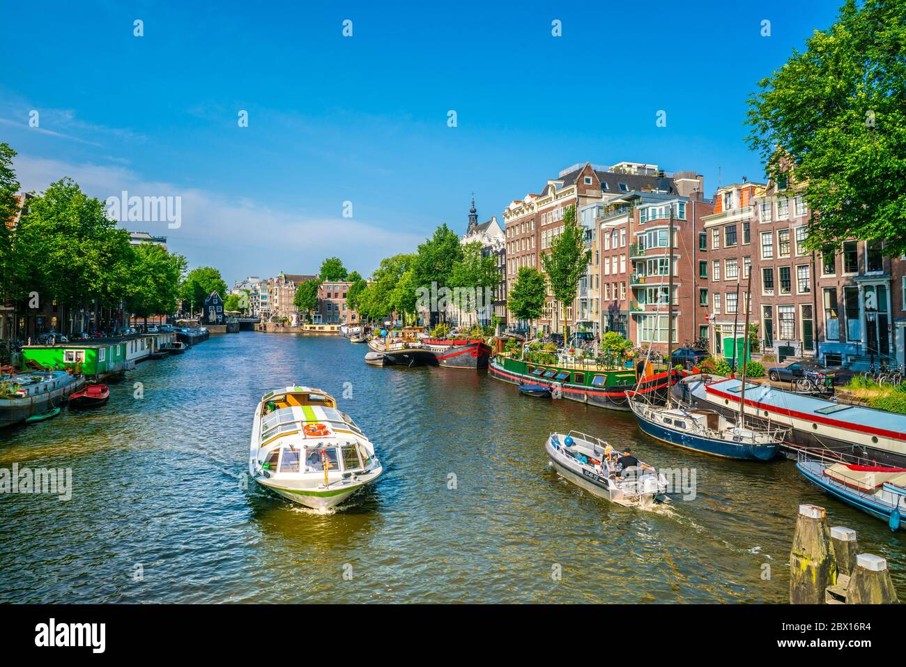 Amsterdam, Niederlande Mai 27 2018 - Kanalfahrt und kleines Ausflugsboot auf dem Oudeschans Kanal Stockfoto