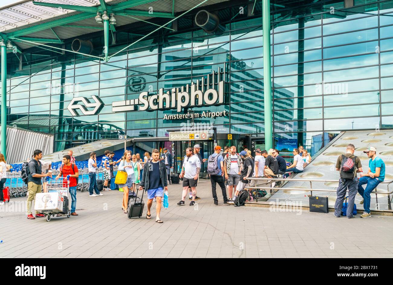 Passagiere, die das Hauptgebäude am Flughafen Schiphol in Amsterdam betreten oder verlassen Stockfoto