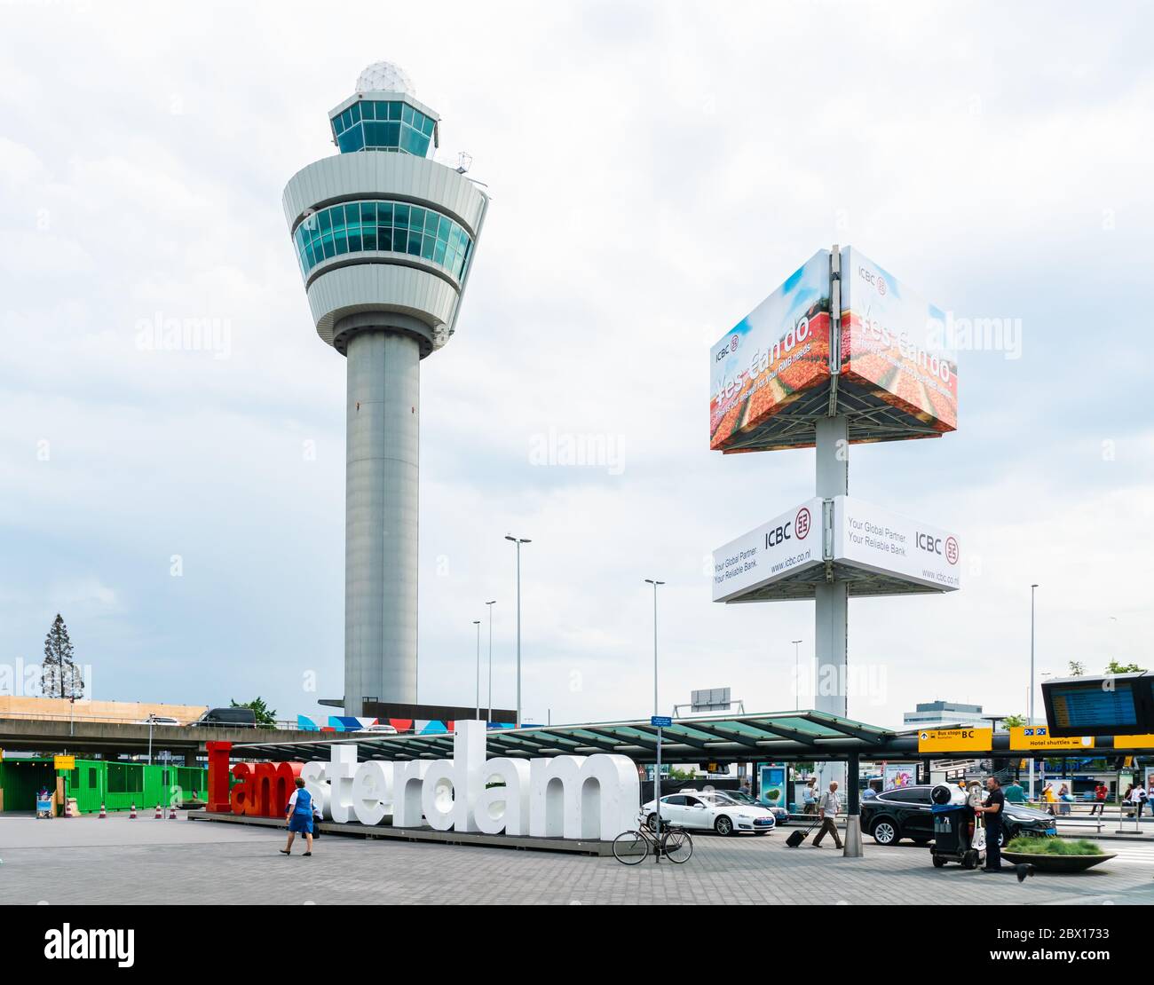 Schiphol, Niederlande Mai 27 2018 - Kontrollturm und Iamsterdam Schild am Schiphol Flughafen in Amsterdam Stockfoto