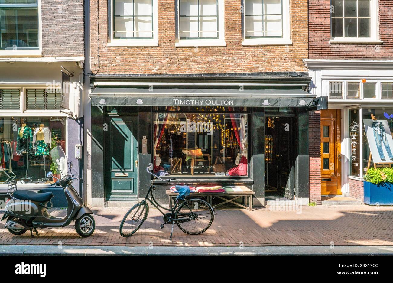 Amsterdam, 7. Mai 2018 - kleiner Zubehörladen in der Huidenstraat, einer der neun Straßen im Stadtzentrum Stockfoto