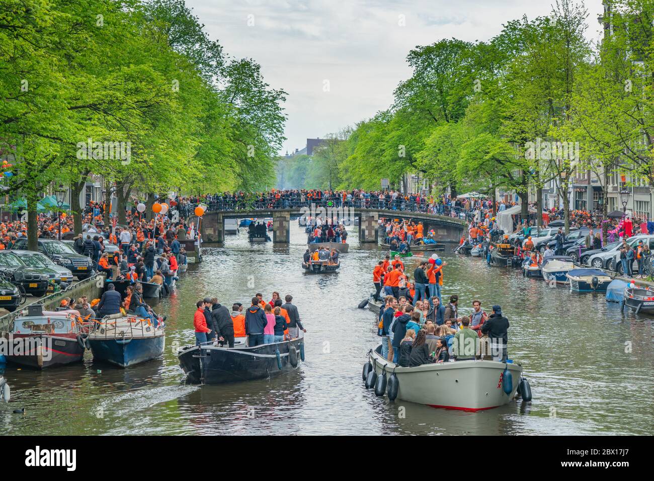 Amsterdam, Niederlande, April 27 2018, Touristen und Einheimische segeln auf der Prinsengracht, um den Kingsday zu feiern Stockfoto