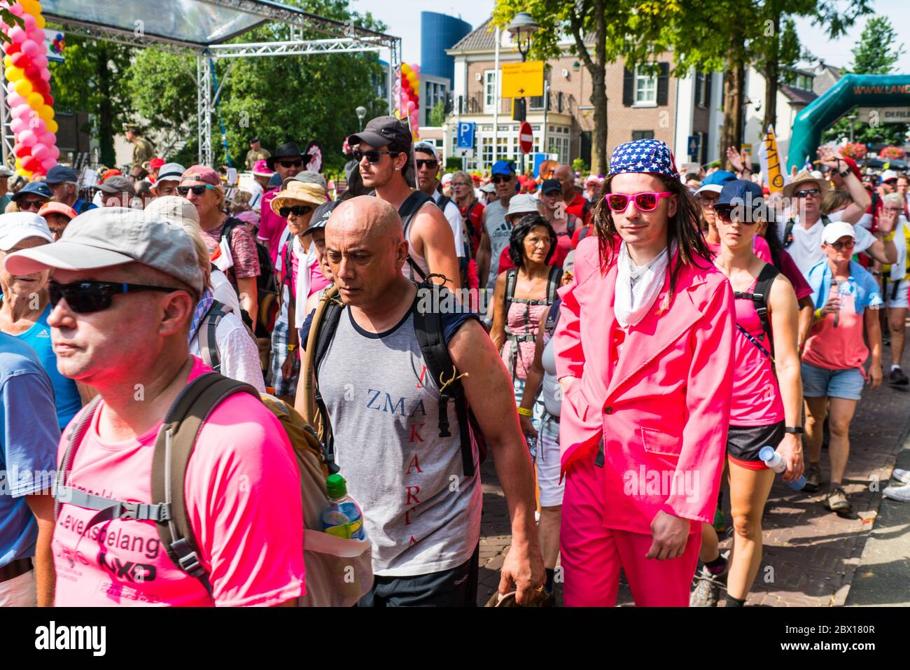 Nijmegen Juli 19 2017: 4-tägige Teilnehmer an einem Wanderturnier, die das Dorf Wijchen passieren Stockfoto