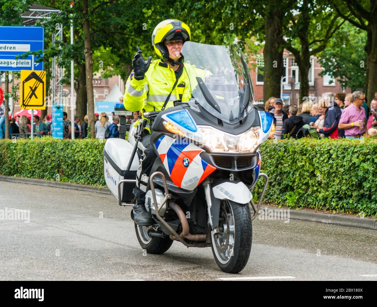 Nijmegen 1. Juli 2017: Polizeimotorrad führt die Flaggenparade des 101. 4-tägigen Spaziergangs Stockfoto