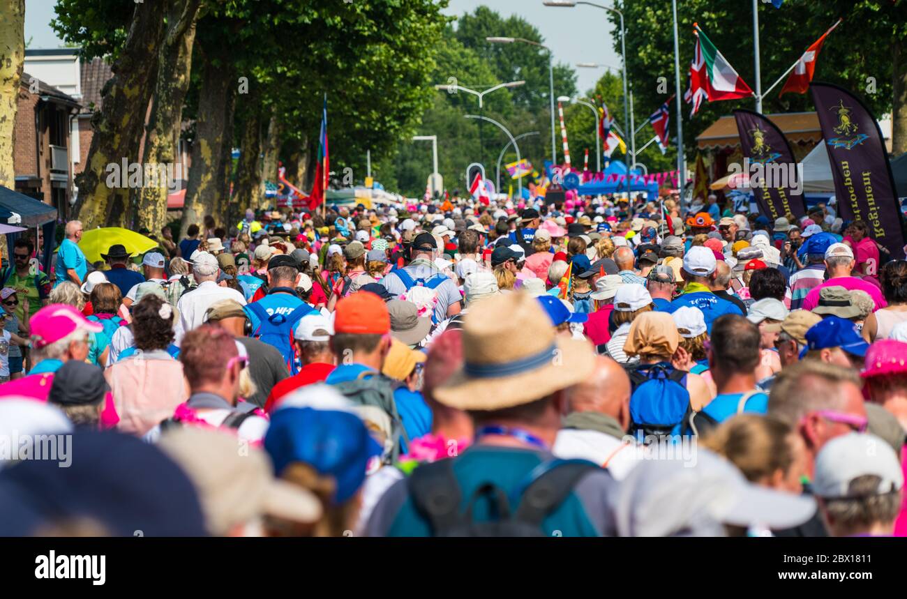 Nijmegen Juli 19 2017: 4-tägige Teilnehmer an einem Wanderturnier, die das Dorf Wijchen passieren Stockfoto