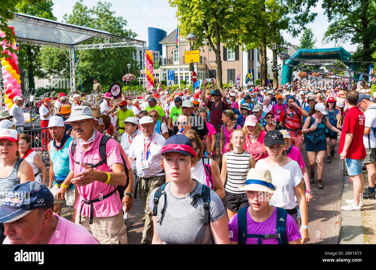 Nijmegen Juli 19 2017: 4-tägige Teilnehmer an einem Wanderturnier, die das Dorf Wijchen passieren Stockfoto