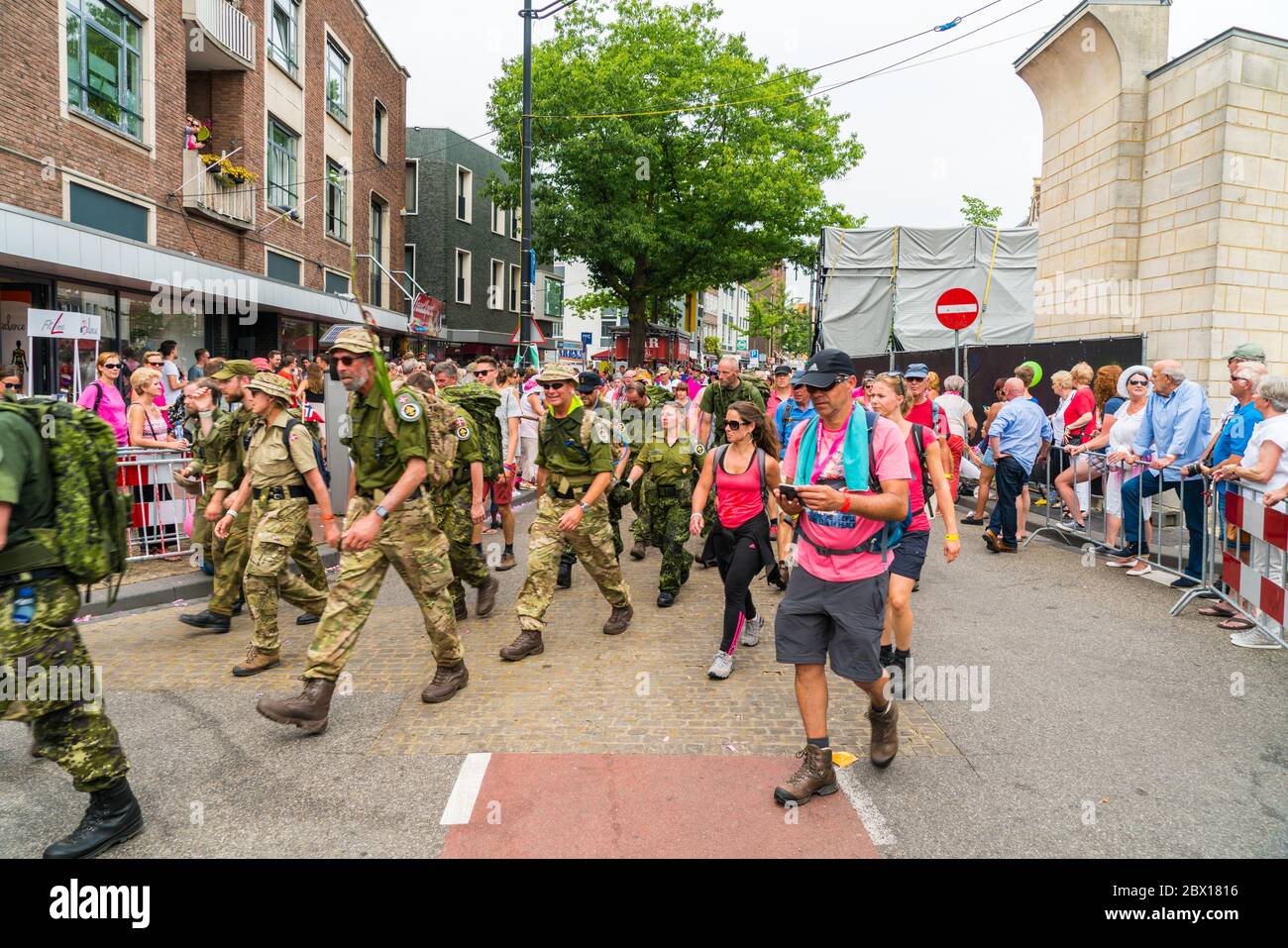 Nijmegen Juli 19 2017: 4 Tage Wanderturnier Teilnehmer vorbei am Zentrum von Nijmegen Stockfoto