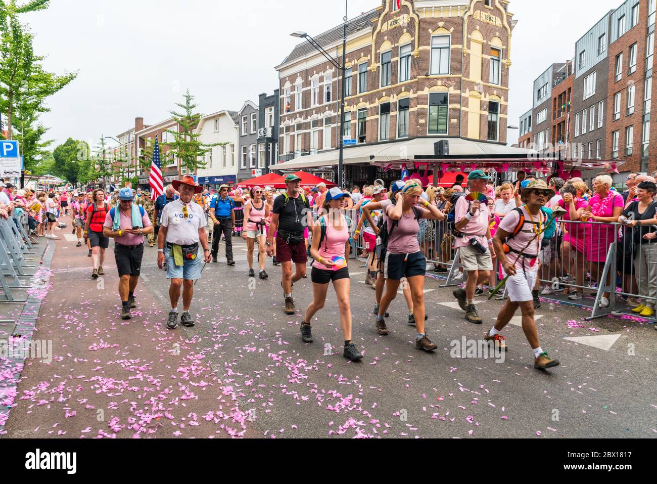 Nijmegen Juli 19 2017: 4 Tage Wanderturnier Teilnehmer vorbei am Zentrum von Nijmegen Stockfoto