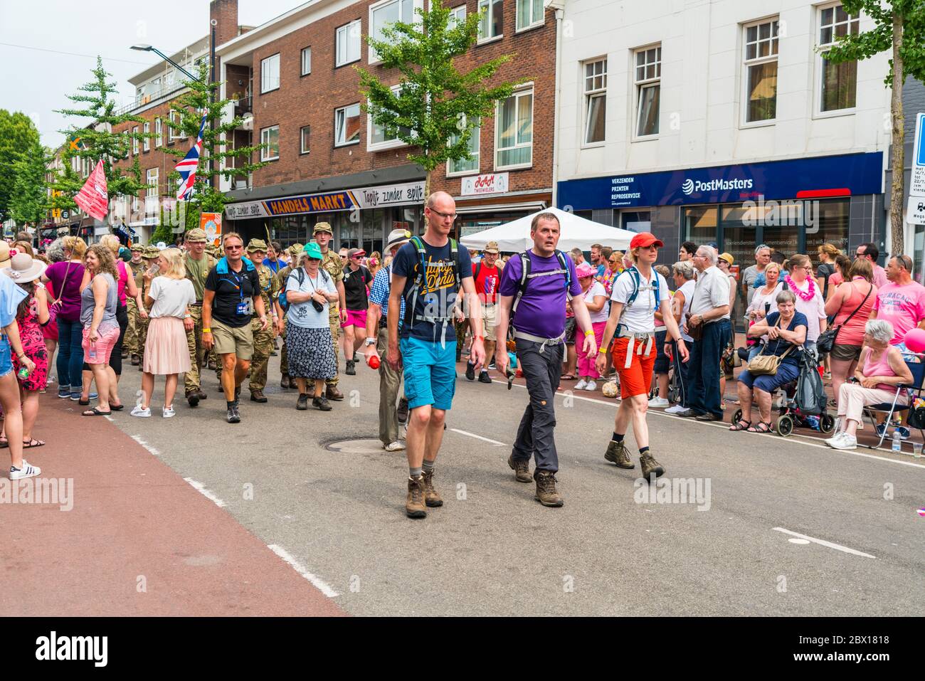 Nijmegen Juli 19 2017: 4 Tage Wanderturnier Teilnehmer vorbei am Zentrum von Nijmegen Stockfoto