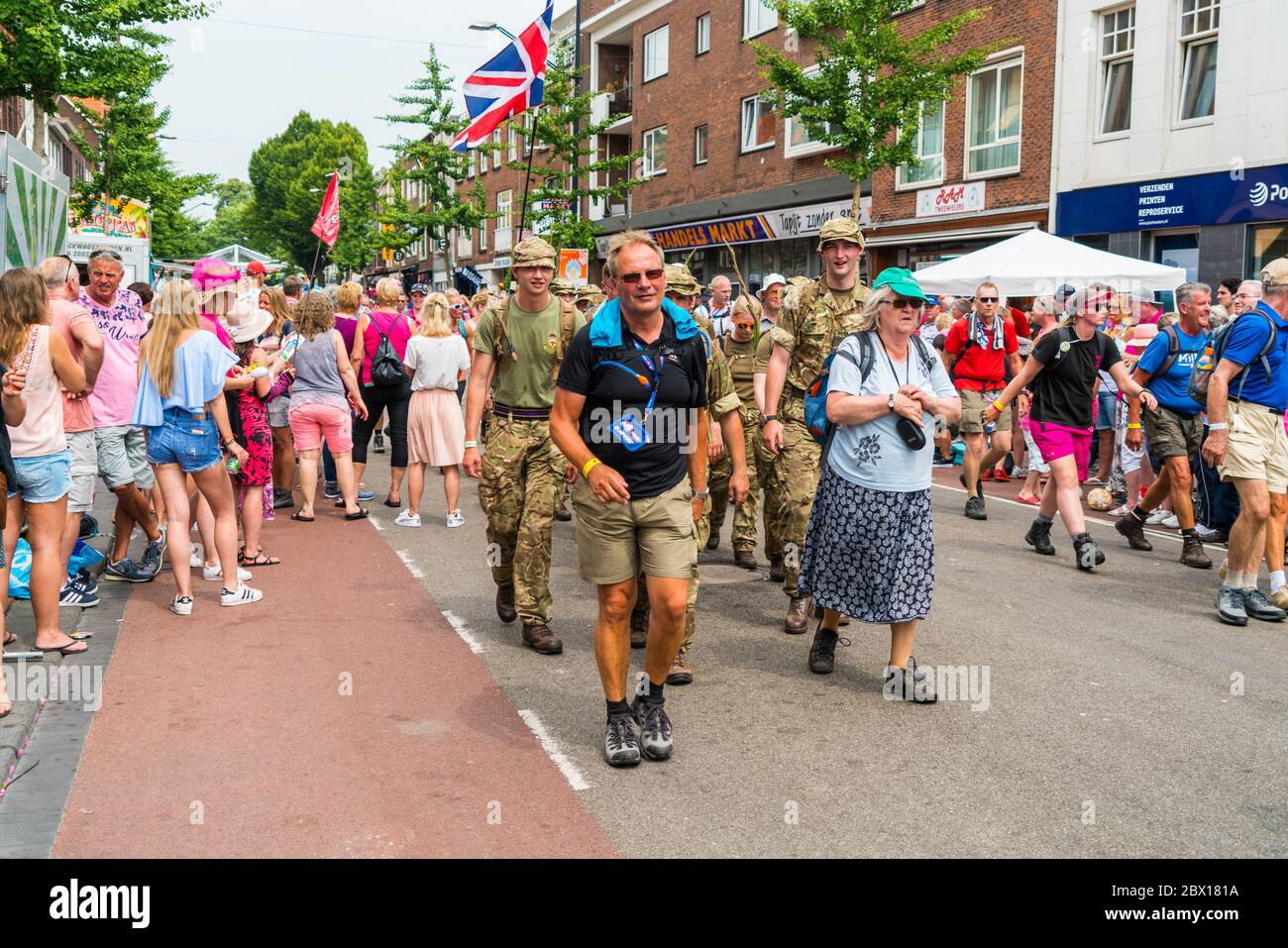 Nijmegen Juli 19 2017: 4 Tage Wanderturnier Teilnehmer vorbei am Zentrum von Nijmegen Stockfoto