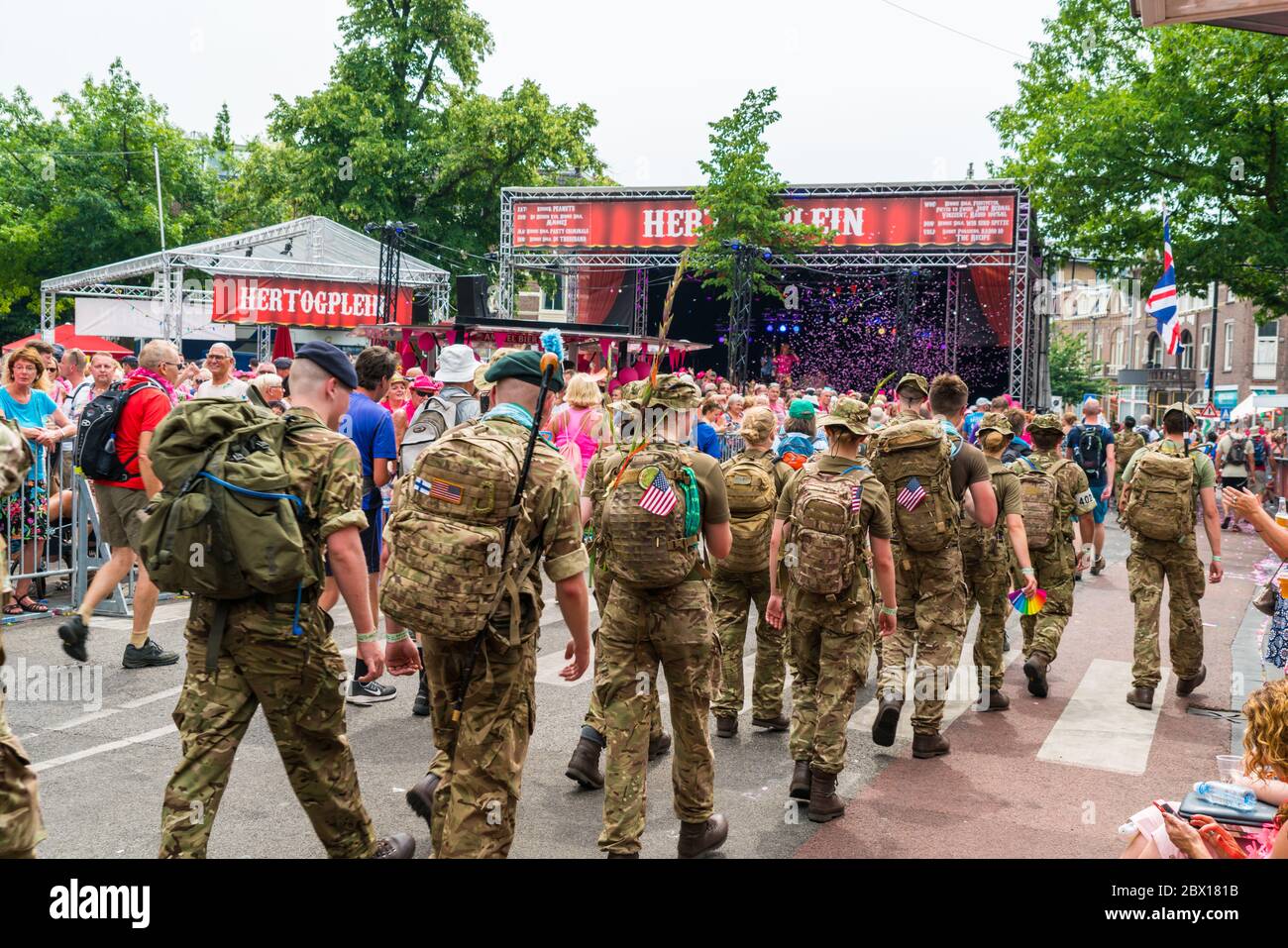 Nijmegen Juli 19 2017: 4 Tage Wanderturnier Teilnehmer vorbei am Zentrum von Nijmegen Stockfoto