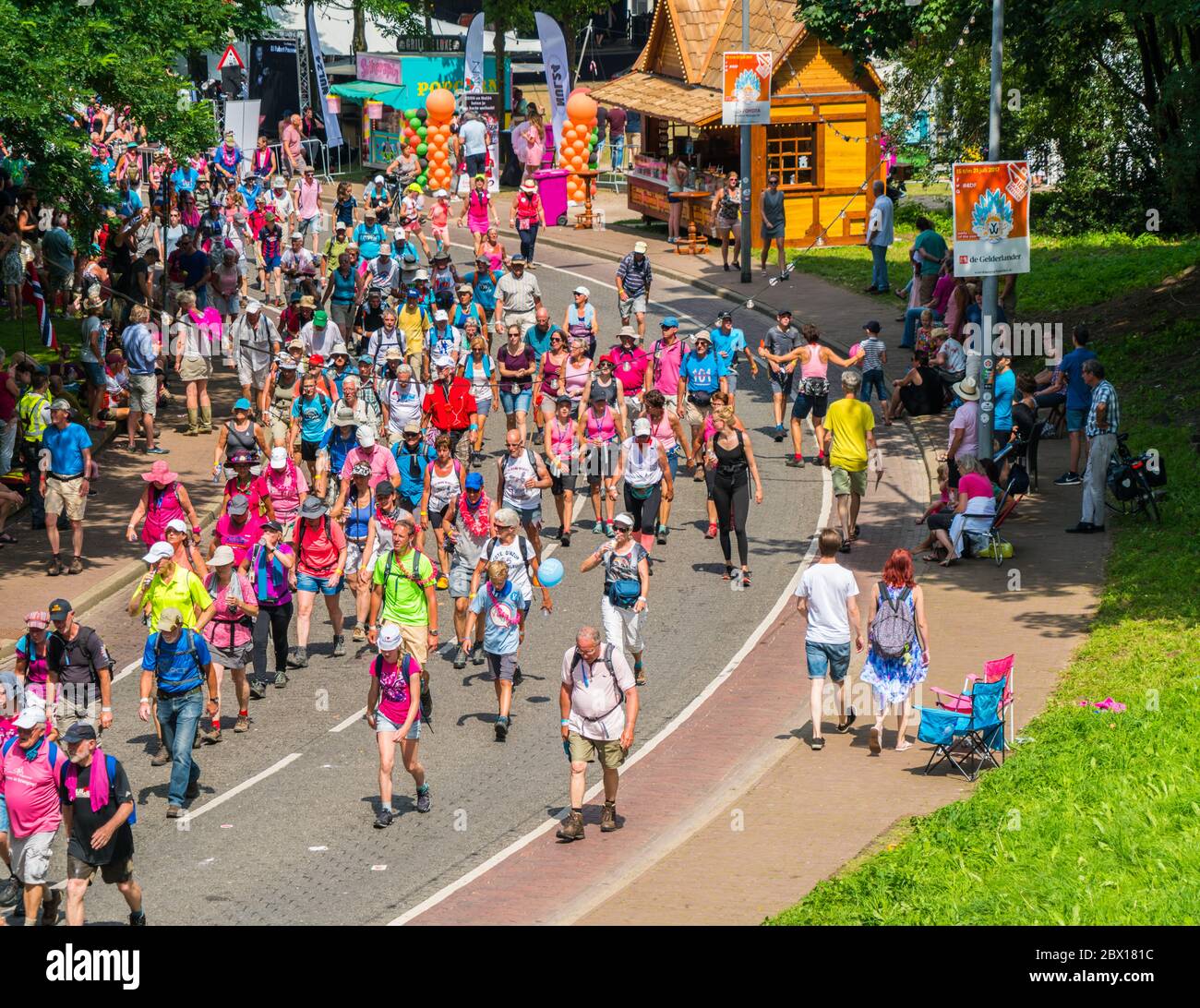 Nijmegen Juli 19 2017: 4-tägige Teilnehmer an einem Wanderturnier, die den Voerweg im Zentrum von Nijmegen passieren Stockfoto