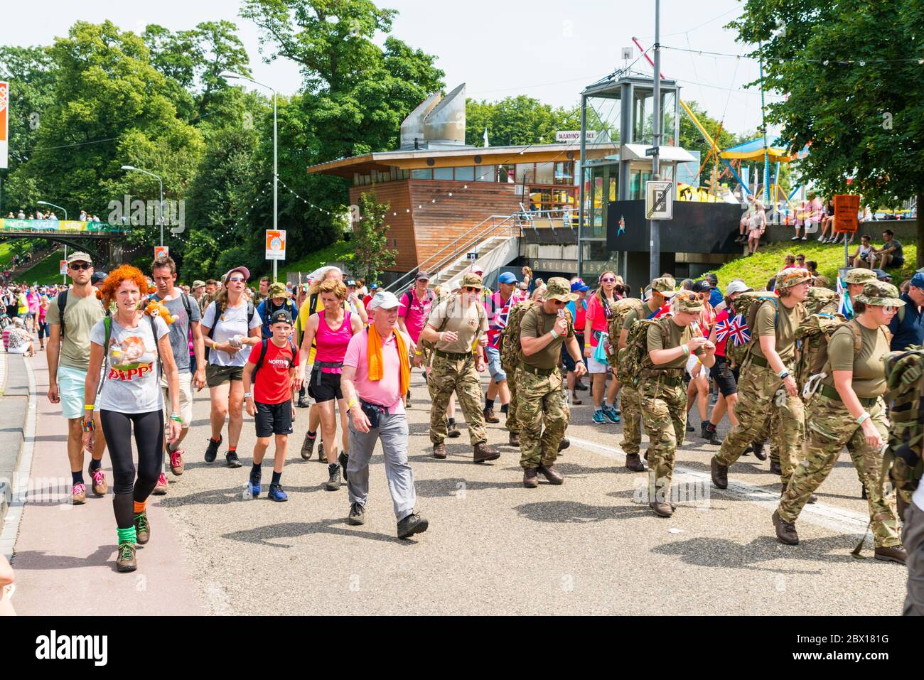 Nijmegen Juli 19 2017: 4 Tage Wanderturnier Teilnehmer vorbei am Zentrum von Nijmegen Stockfoto