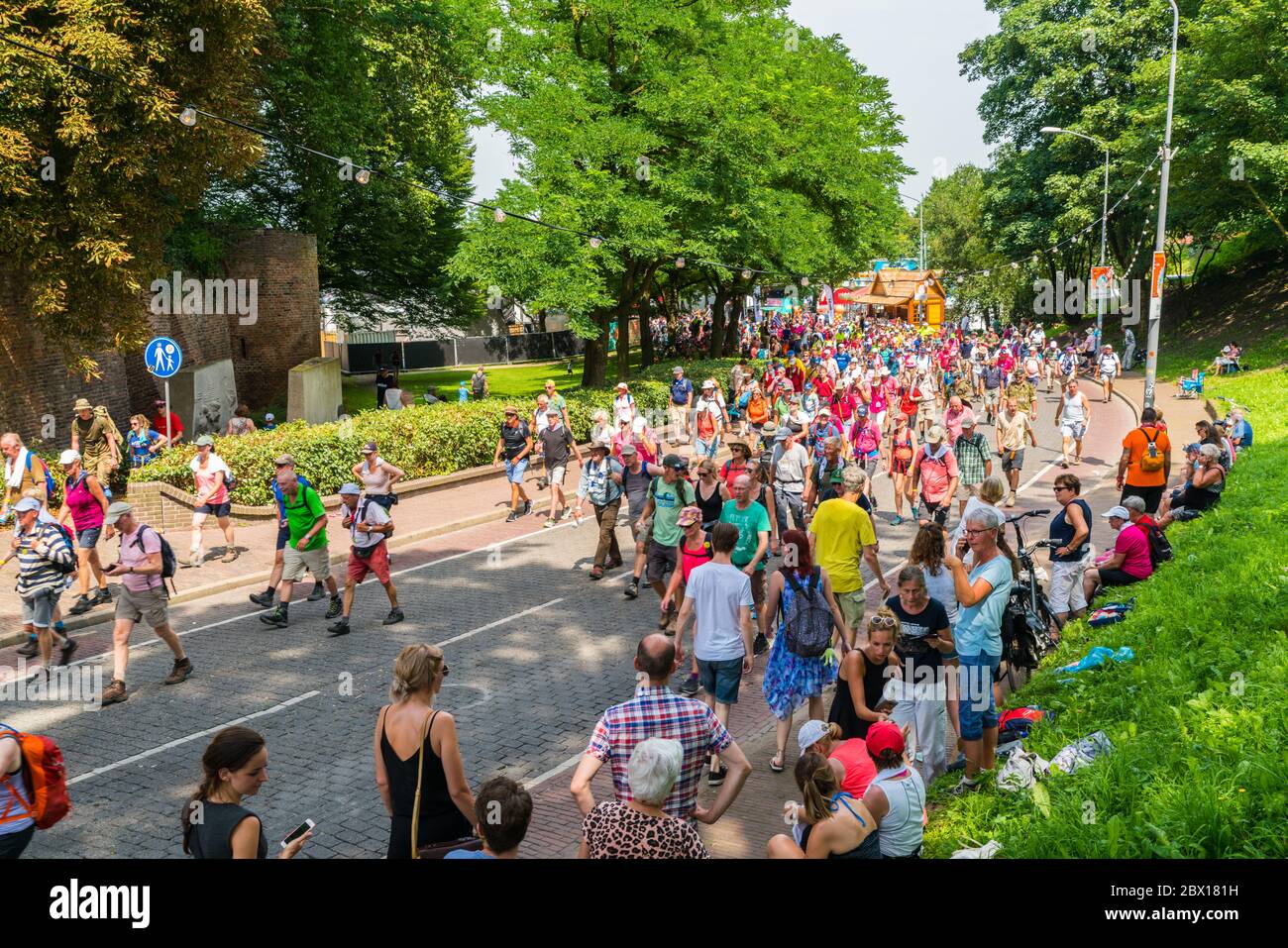 Nijmegen Juli 19 2017: 4-tägige Teilnehmer an einem Wanderturnier, die den Voerweg im Zentrum von Nijmegen passieren Stockfoto