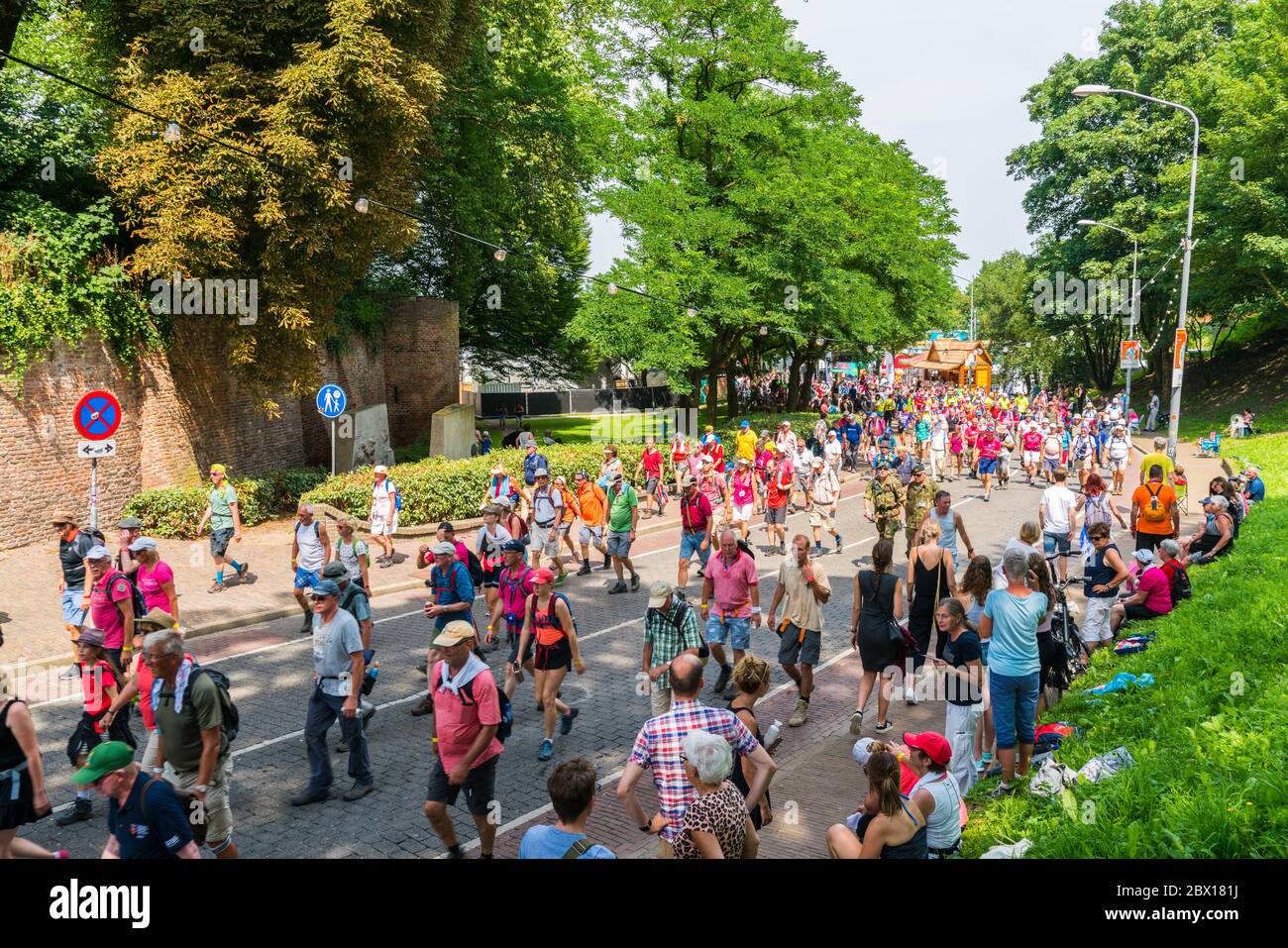 Nijmegen Juli 19 2017: 4-tägige Teilnehmer an einem Wanderturnier, die den Voerweg im Zentrum von Nijmegen passieren Stockfoto