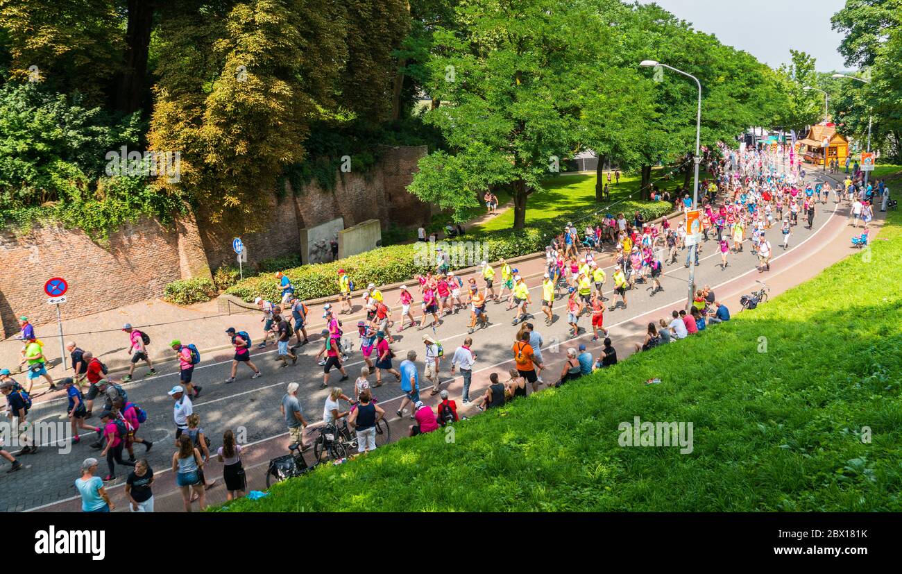 Nijmegen Juli 19 2017: 4-tägige Teilnehmer an einem Wanderturnier, die den Voerweg im Zentrum von Nijmegen passieren Stockfoto