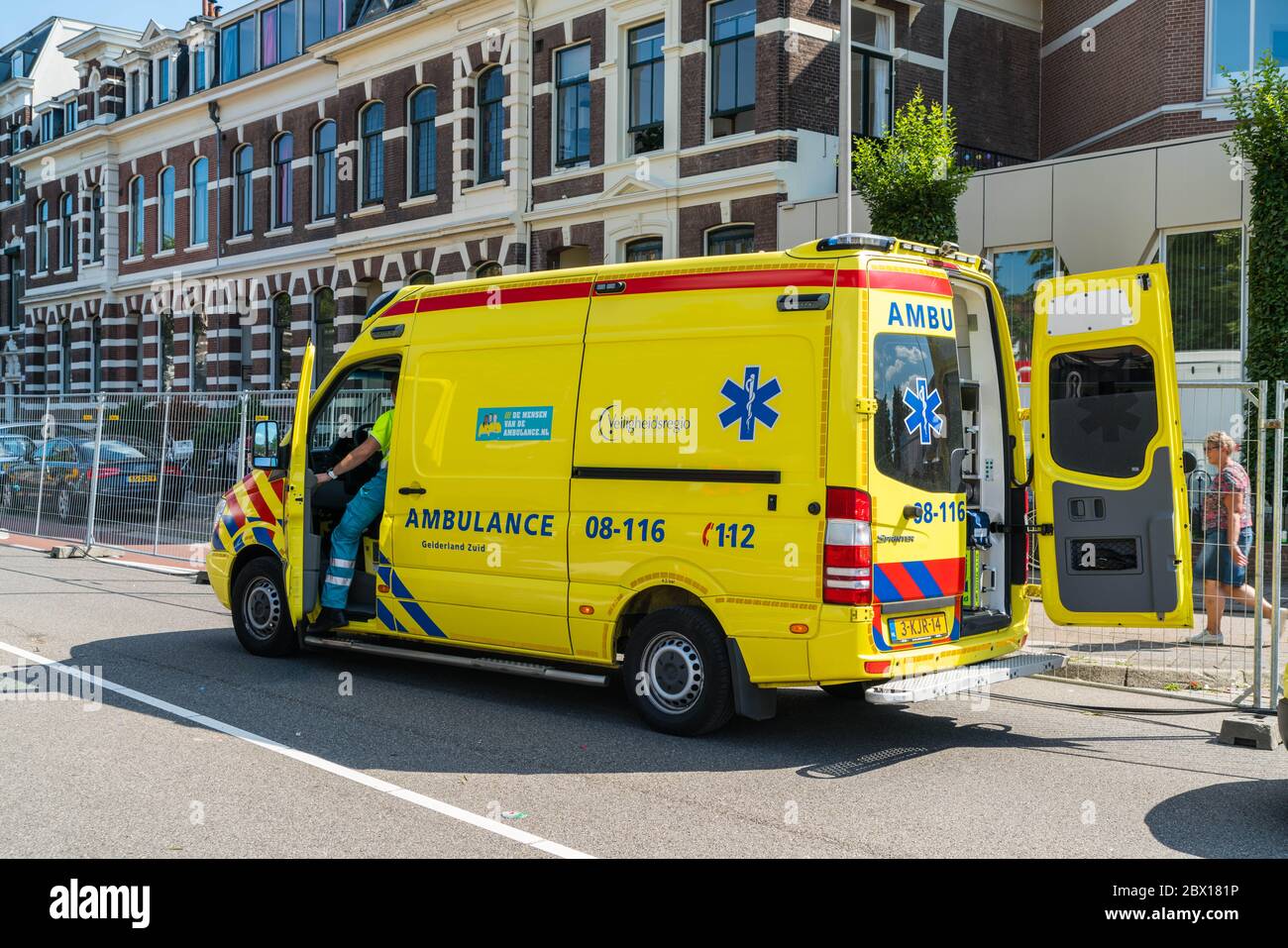 Nijmegen Juli 21 2017: Ambulanz medizinisches Fahrzeug wartet in Gasse während des 4-tägigen Walking-Turnier Stockfoto