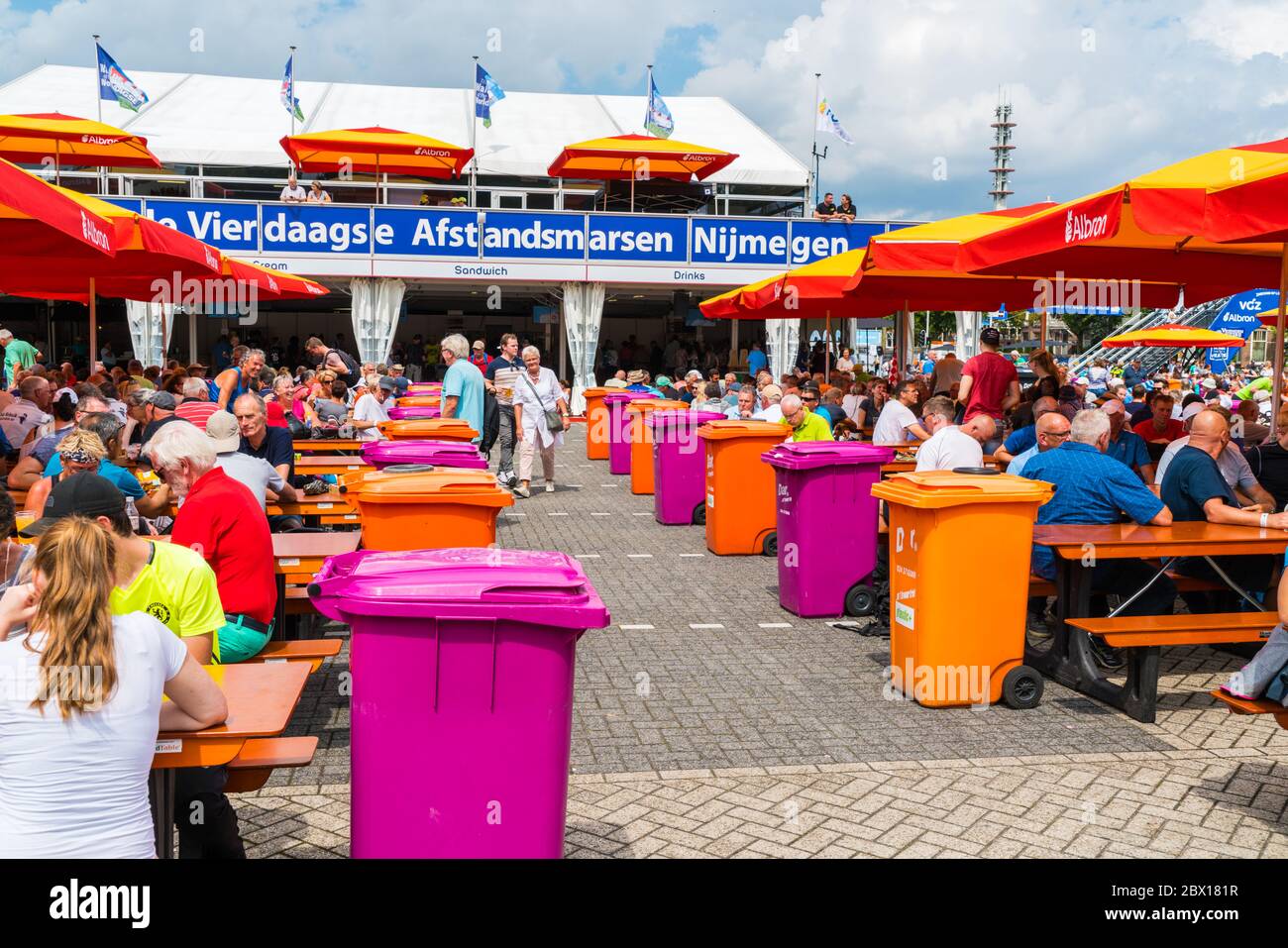 Nijmegen Juli 20 2017: 4-tägige Wanderturniere Teilnehmer ruhen sich nach einem langen Wandertag im Wedren in Nijmegen aus Stockfoto