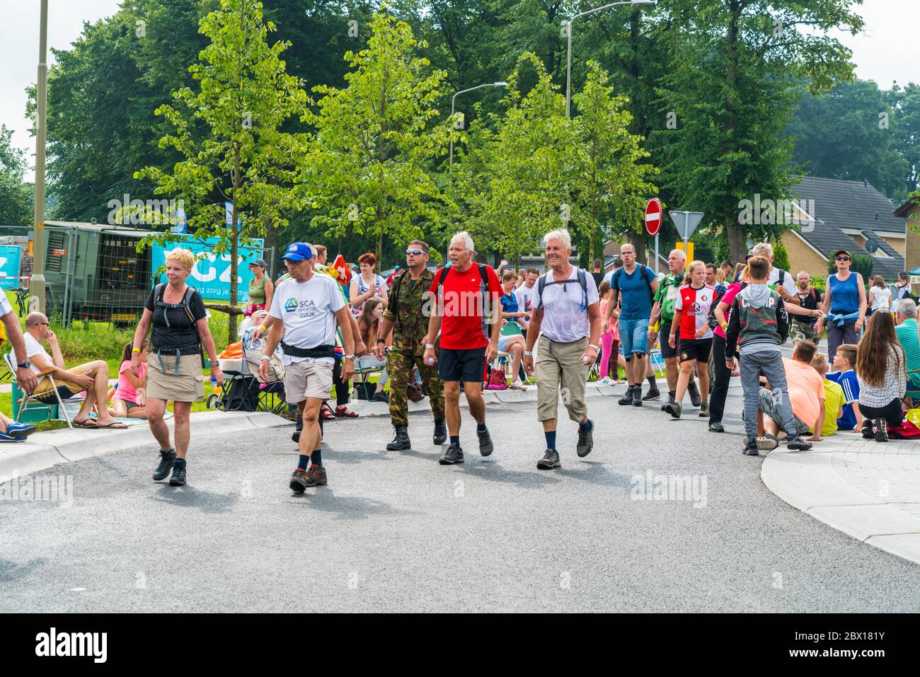 Groesbeek Juli 20 2017: 4 Tage Wanderturnier Teilnehmer vorbei am Dorf Groesbeek Stockfoto