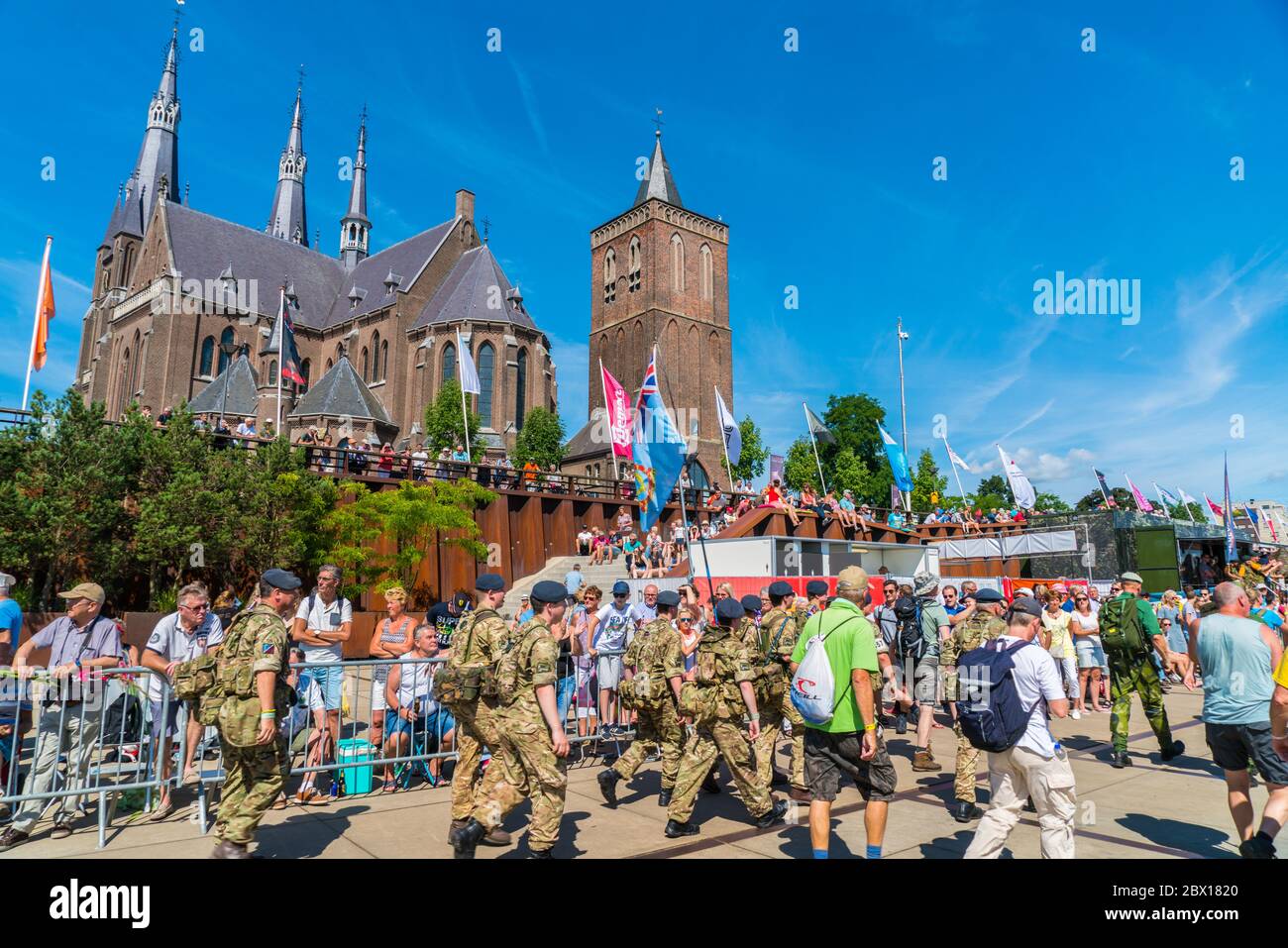 Nijmegen Juli 20 2017: 4 Tage Wanderturnier Teilnehmer vorbei an der Kirche des Dorfes Cuijk Stockfoto