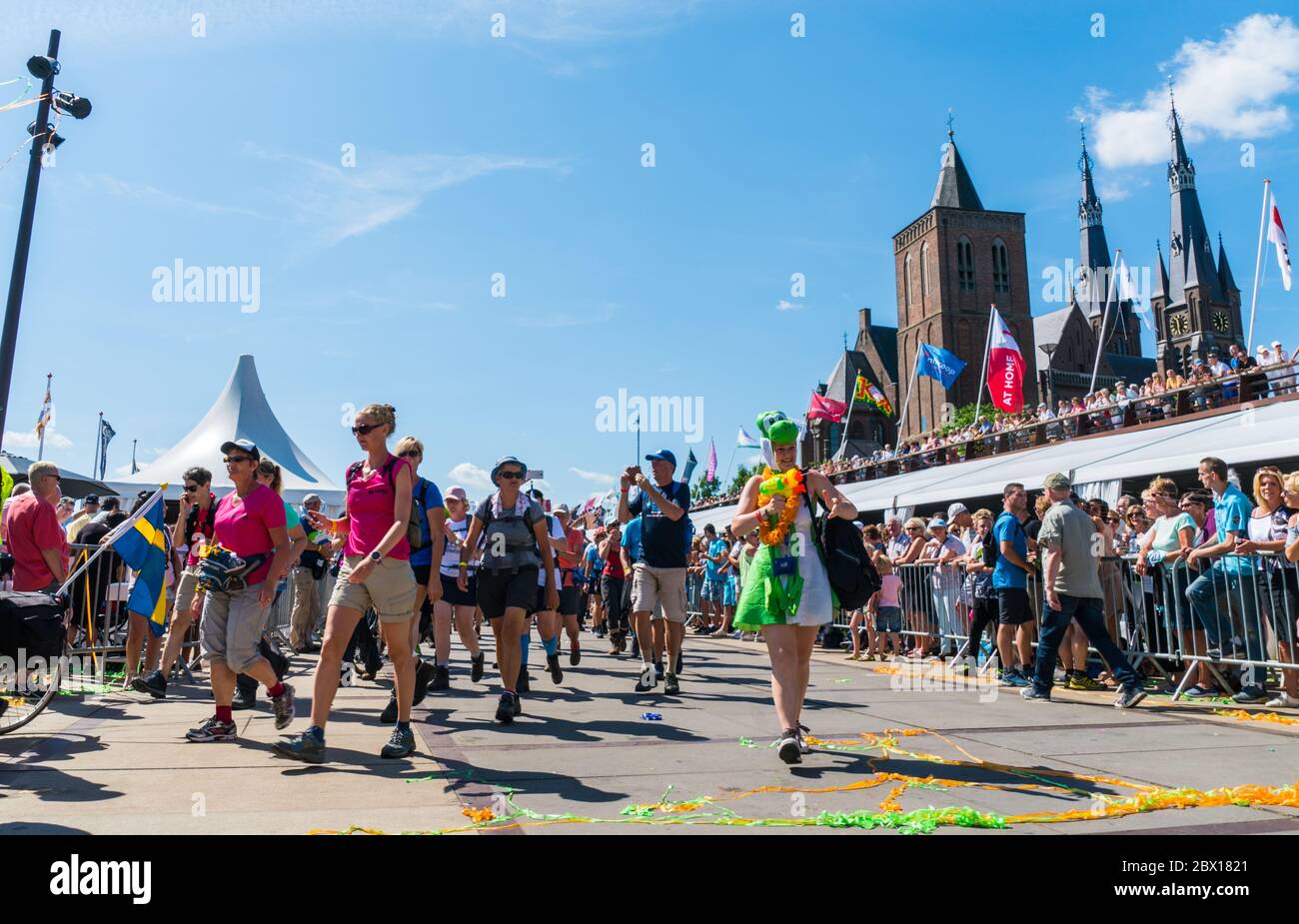 Nijmegen Juli 20 2017: 4 Tage Wanderturnier Teilnehmer vorbei an der Kirche des Dorfes Cuijk Stockfoto