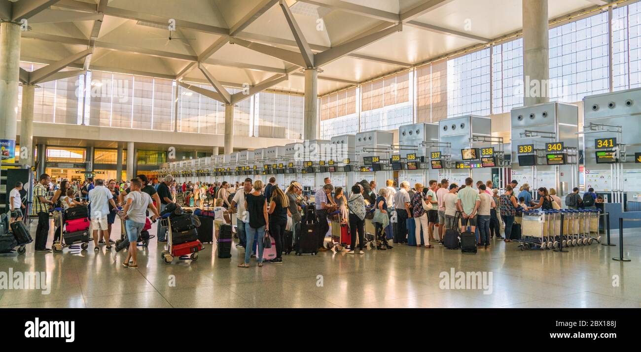 Malaga, Spanien, 2. Juli 2017: Die Reisenden checken an den Schaltern des Flughafens Málaga ein Stockfoto